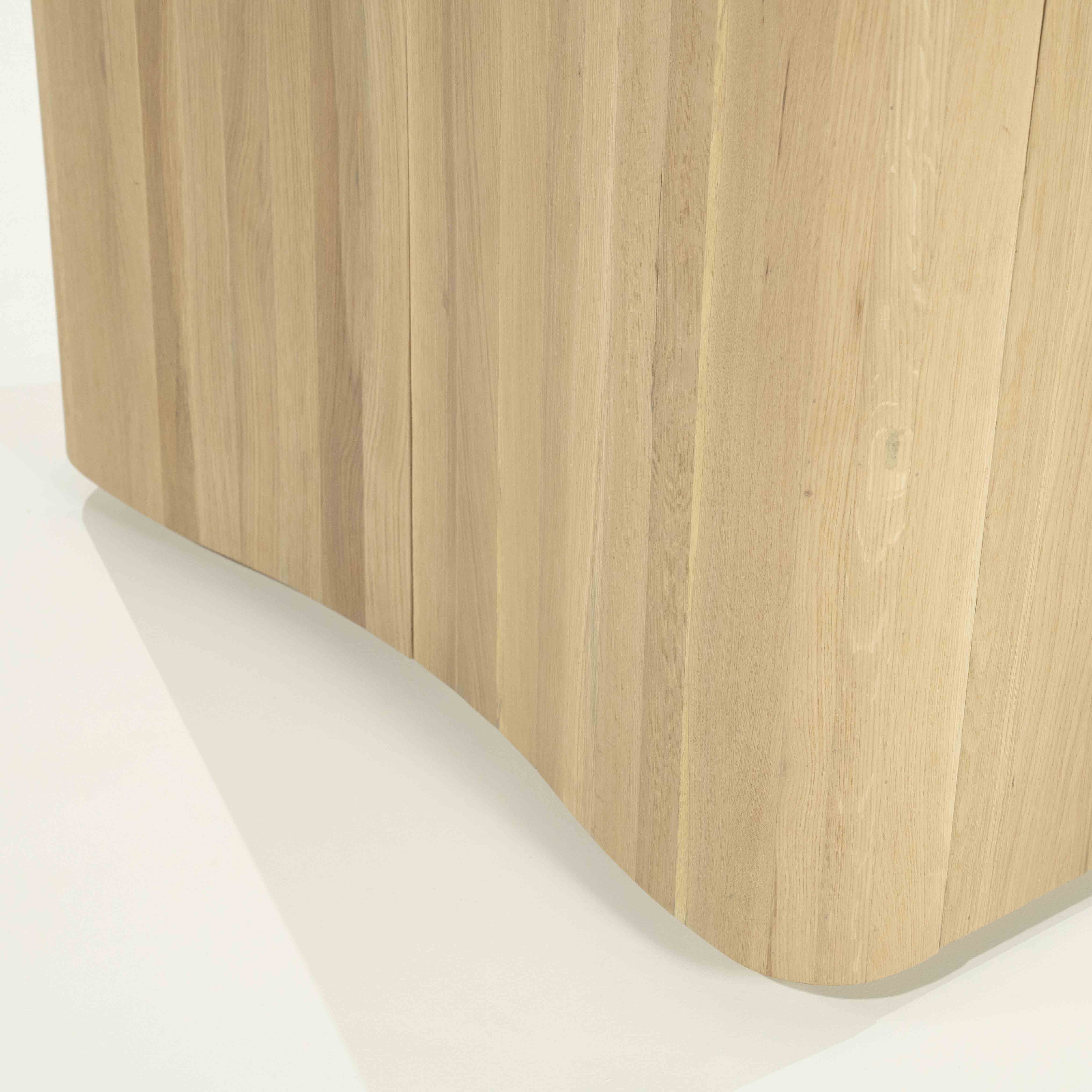 Josh skap i eik - nærbilde