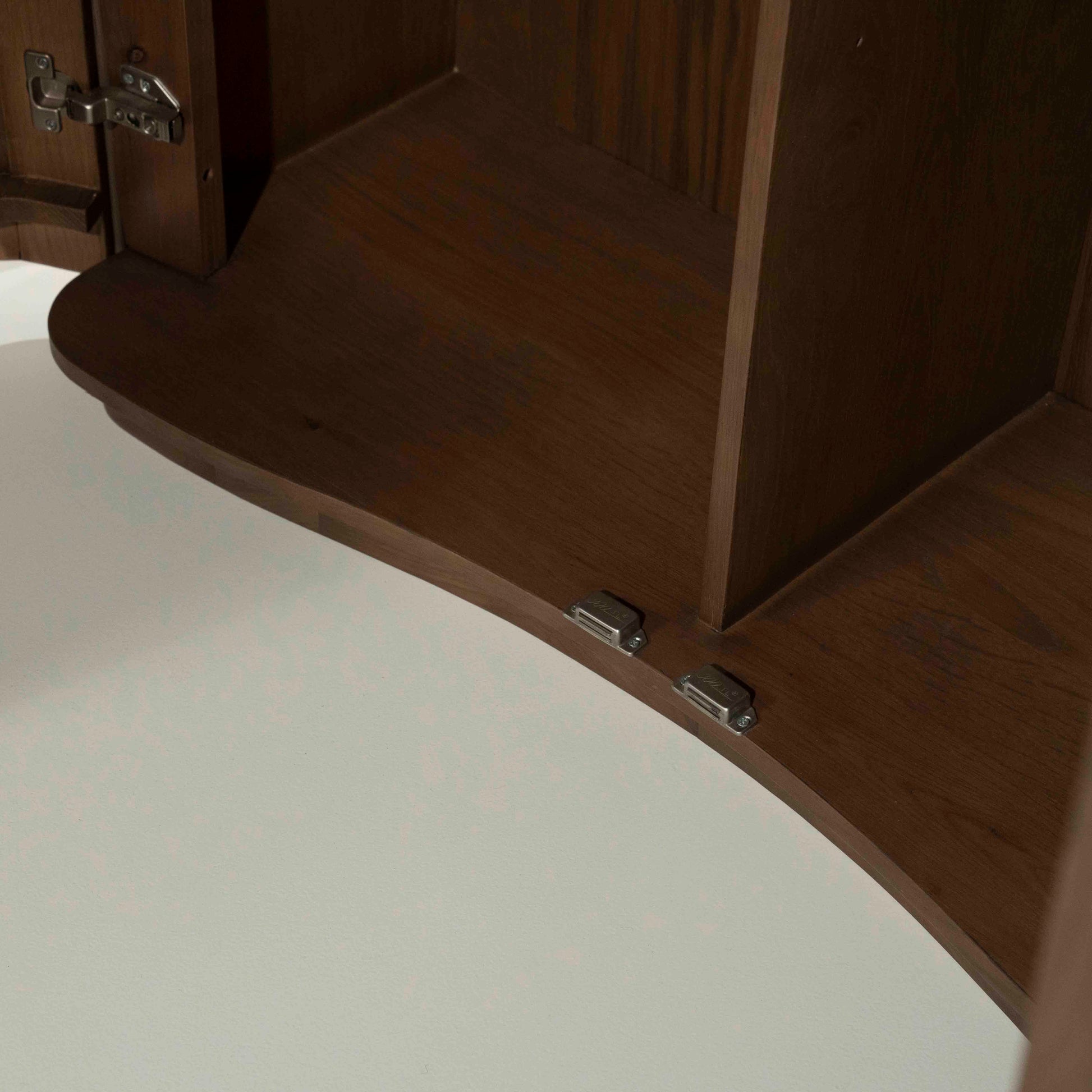 Josh skap i eik - nærbilde