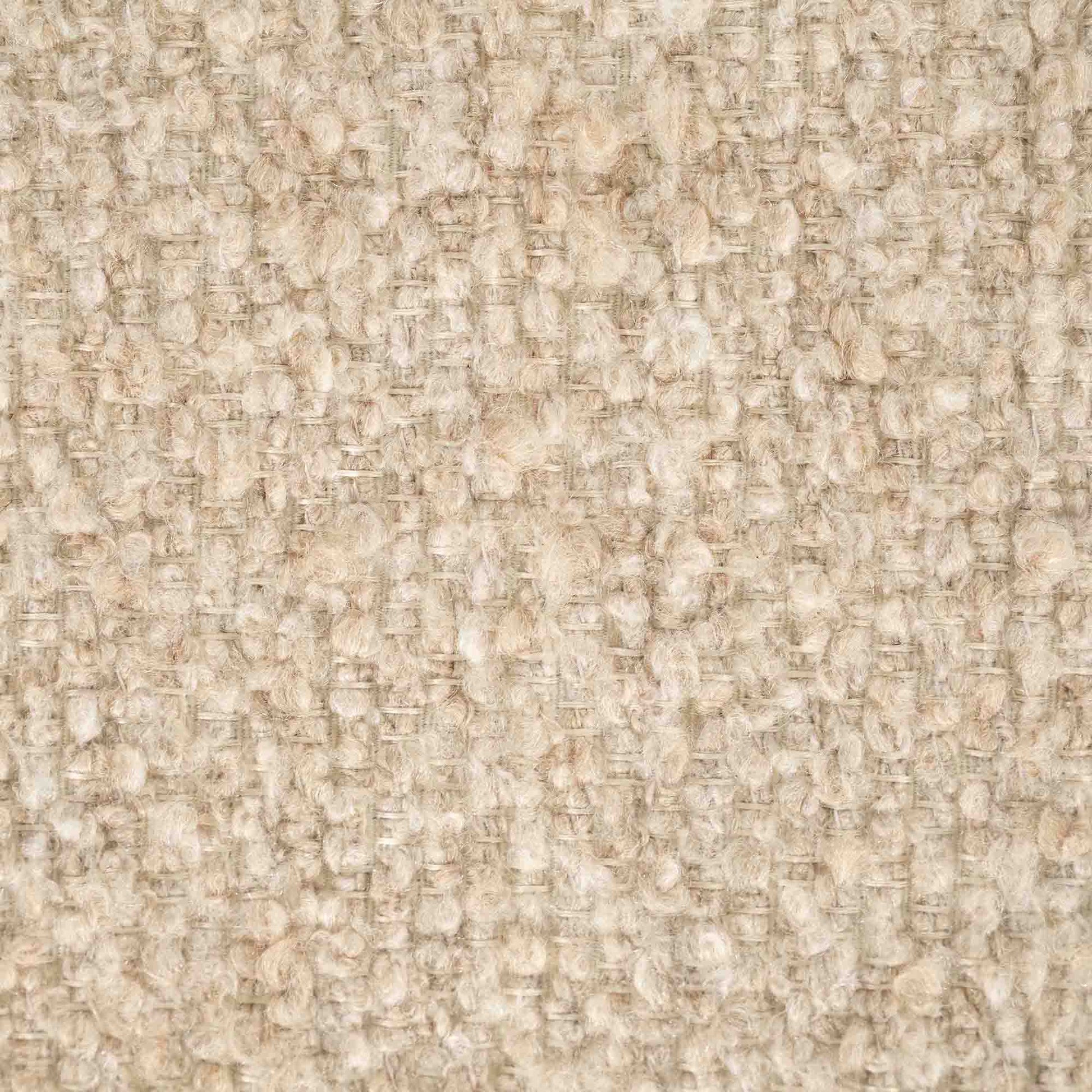 Stoffprøve: Sittebenk med solid tresokkel og sittepute i lys beige stoff.