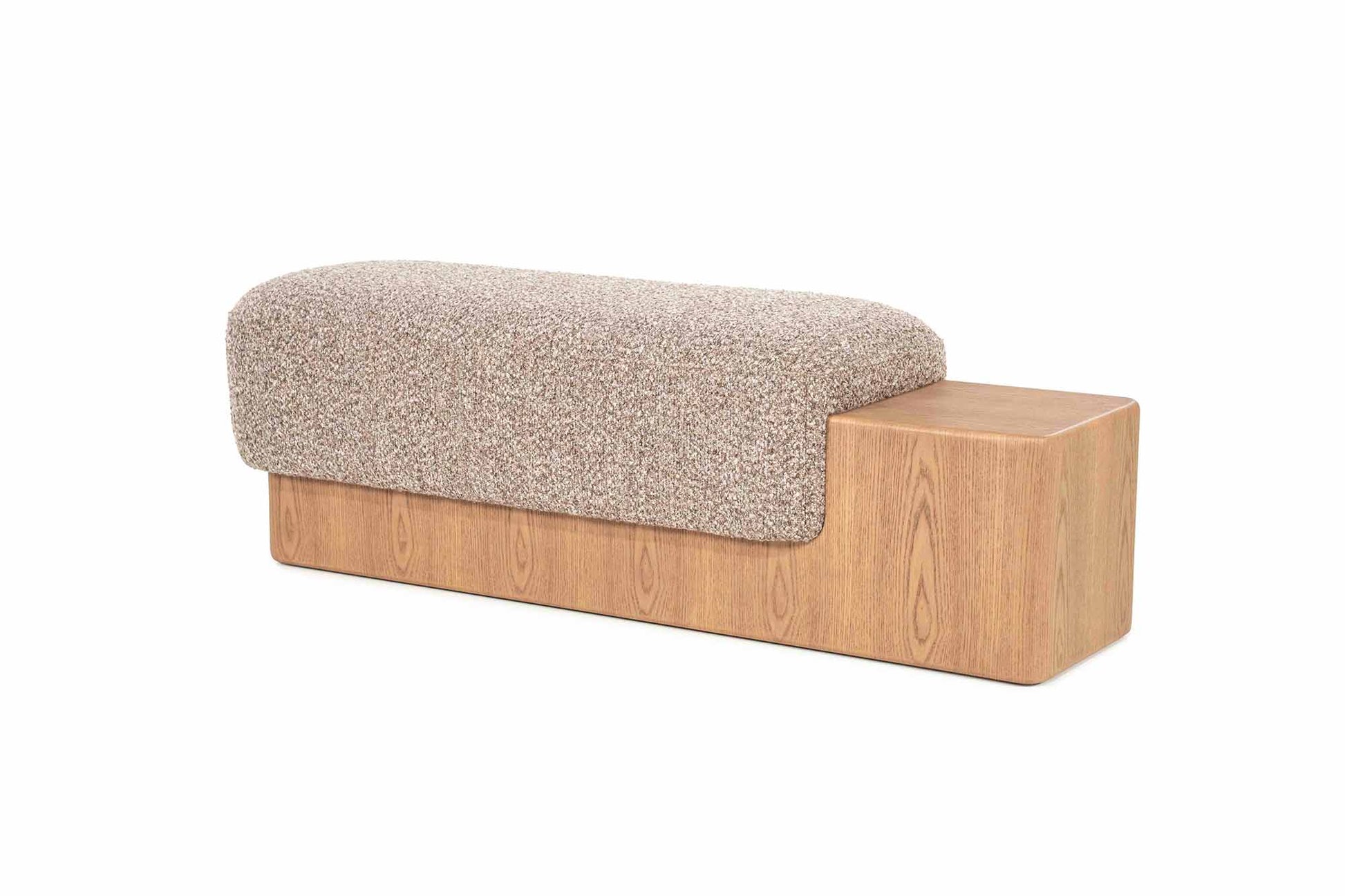 Sittebenk med solid tresokkel og sittepute i beige stoff.