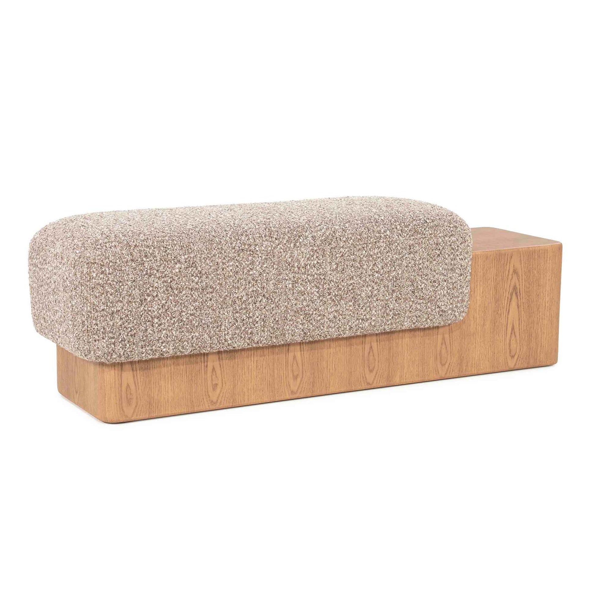 Sittebenk med solid tresokkel og sittepute i beige stoff.