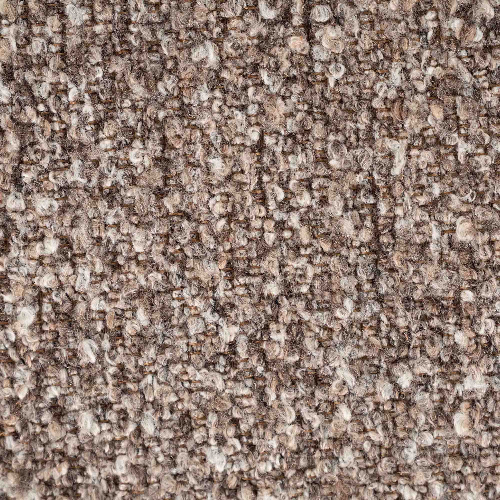 Stoffprøve: Sittebenk med solid tresokkel og sittepute i beige stoff.