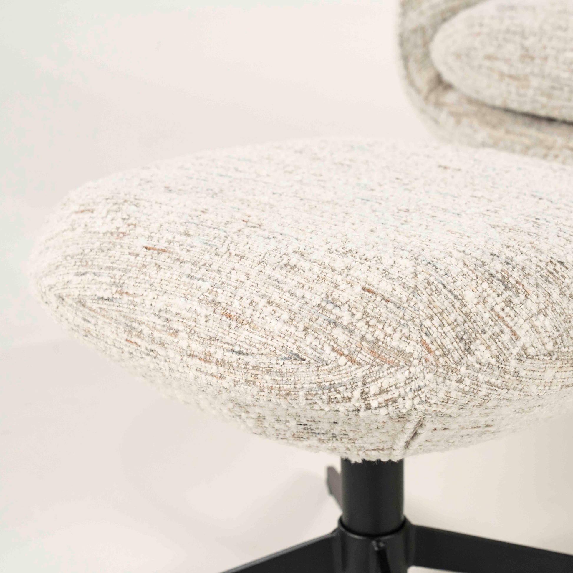 Ryan loungestol med puff i beige tekstil