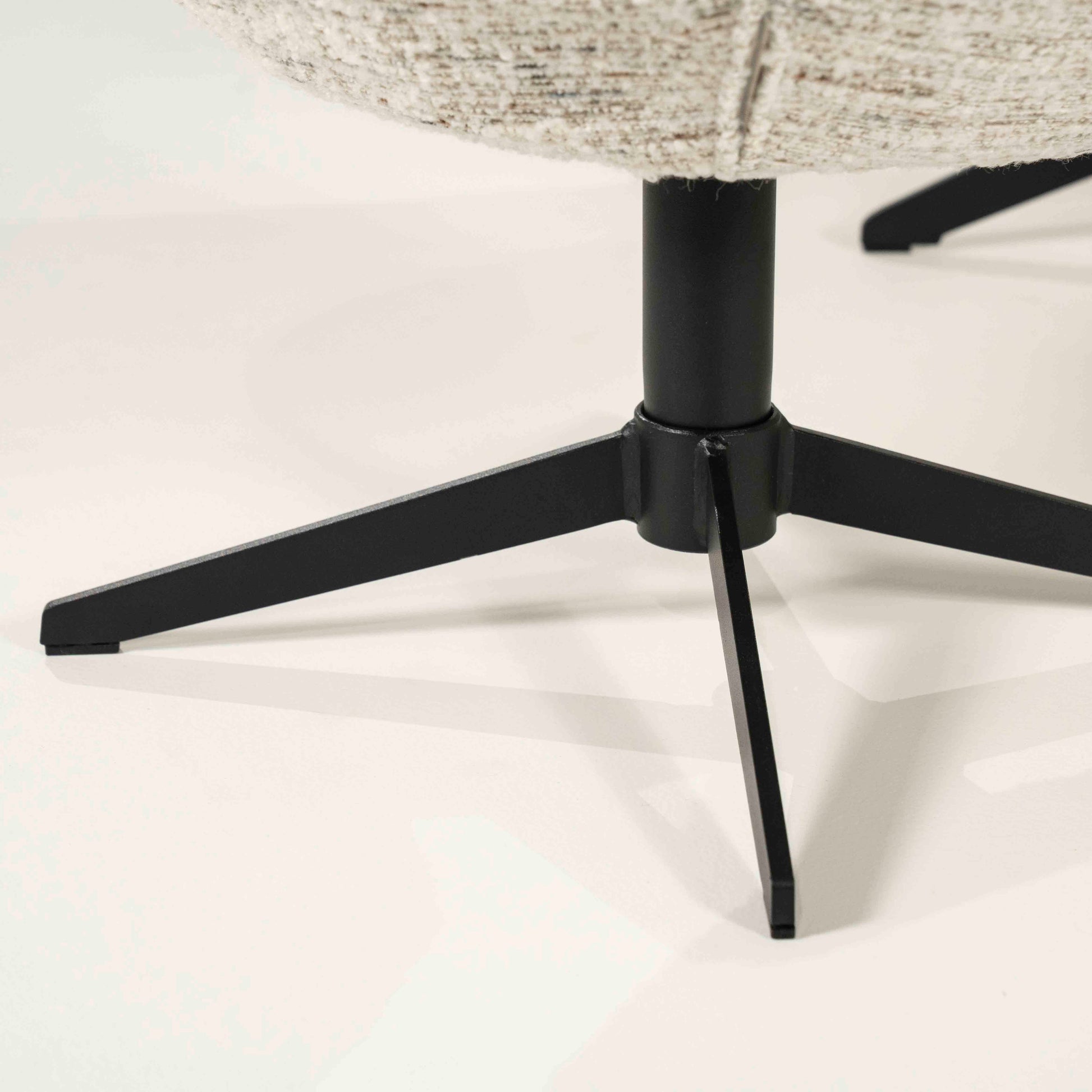 Ryan loungestol med puff i beige tekstil