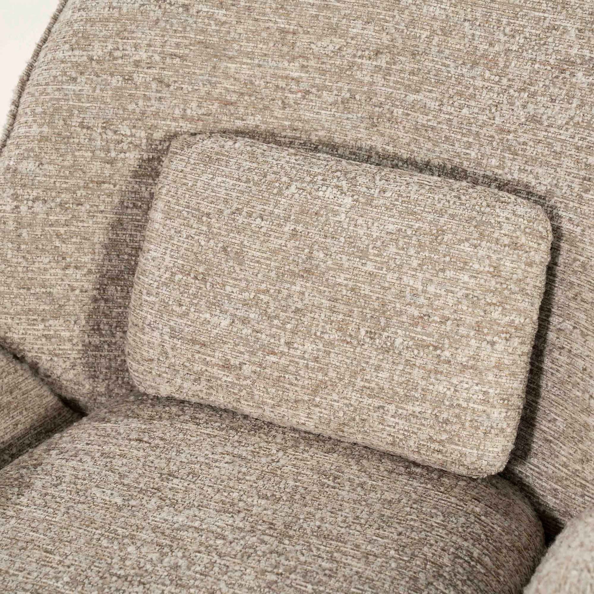 Ryan lenestol med puff. Sandfarget taupe tekstil med svart metallfot