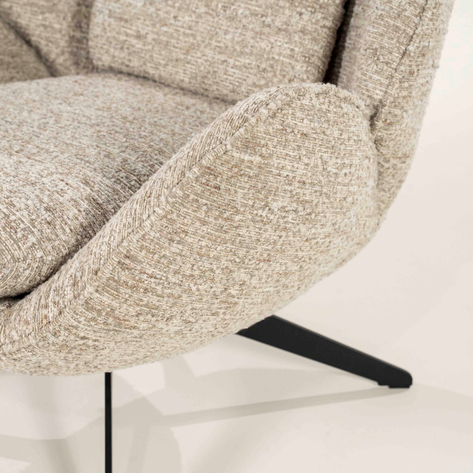 Ryan lenestol med puff. Sandfarget taupe tekstil med svart metallfot