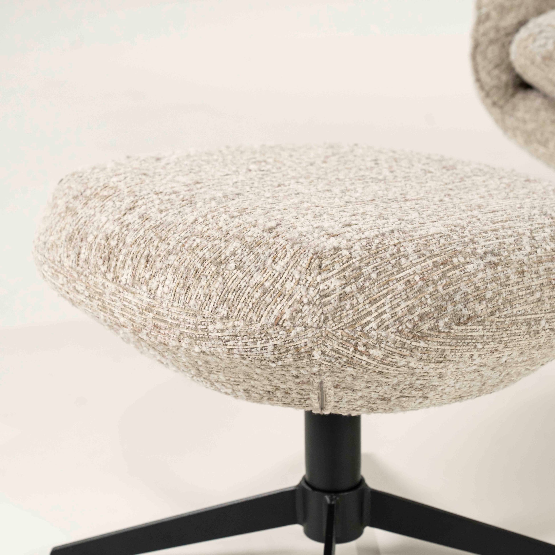 Ryan lenestol med puff. Sandfarget taupe tekstil med svart metallfot