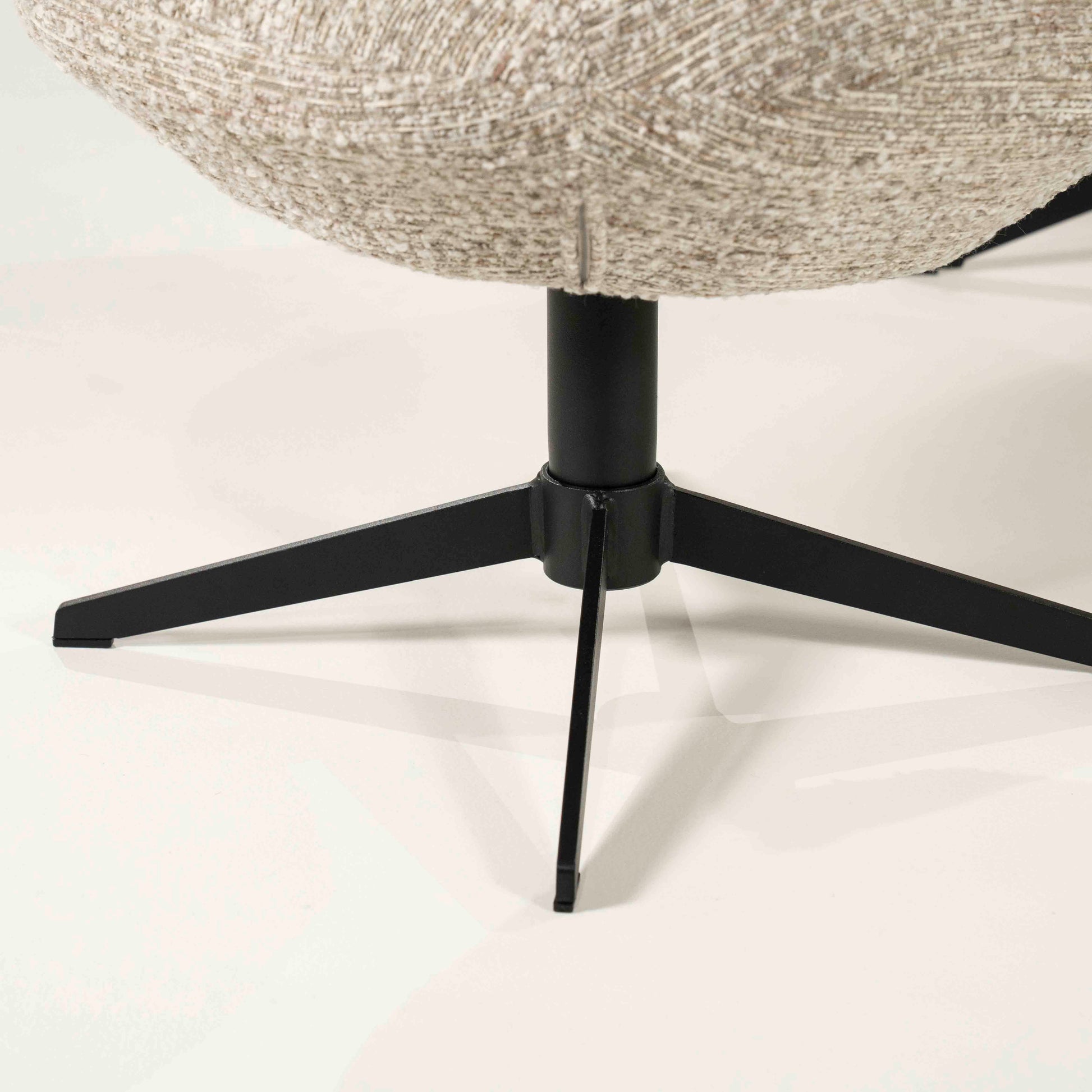 Ryan lenestol med puff. Sandfarget taupe tekstil med svart metallfot