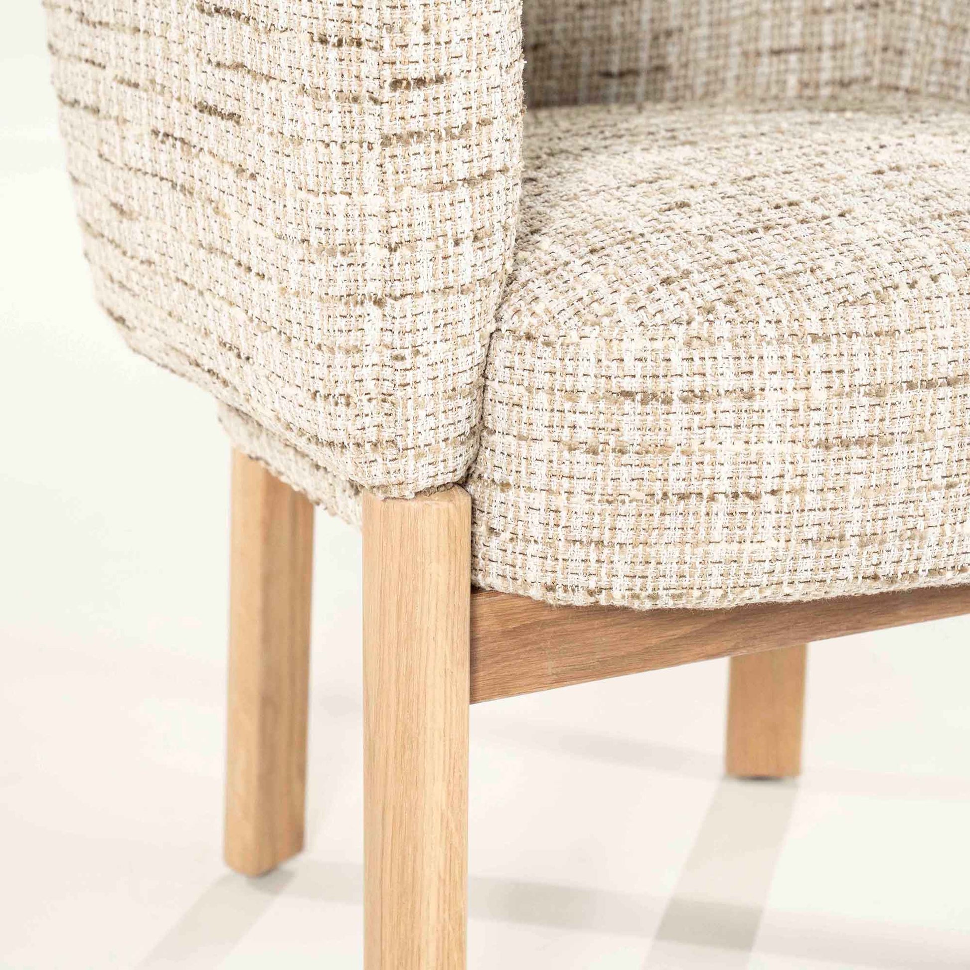 Micha lenestol med lyst beige stoff og eikeben