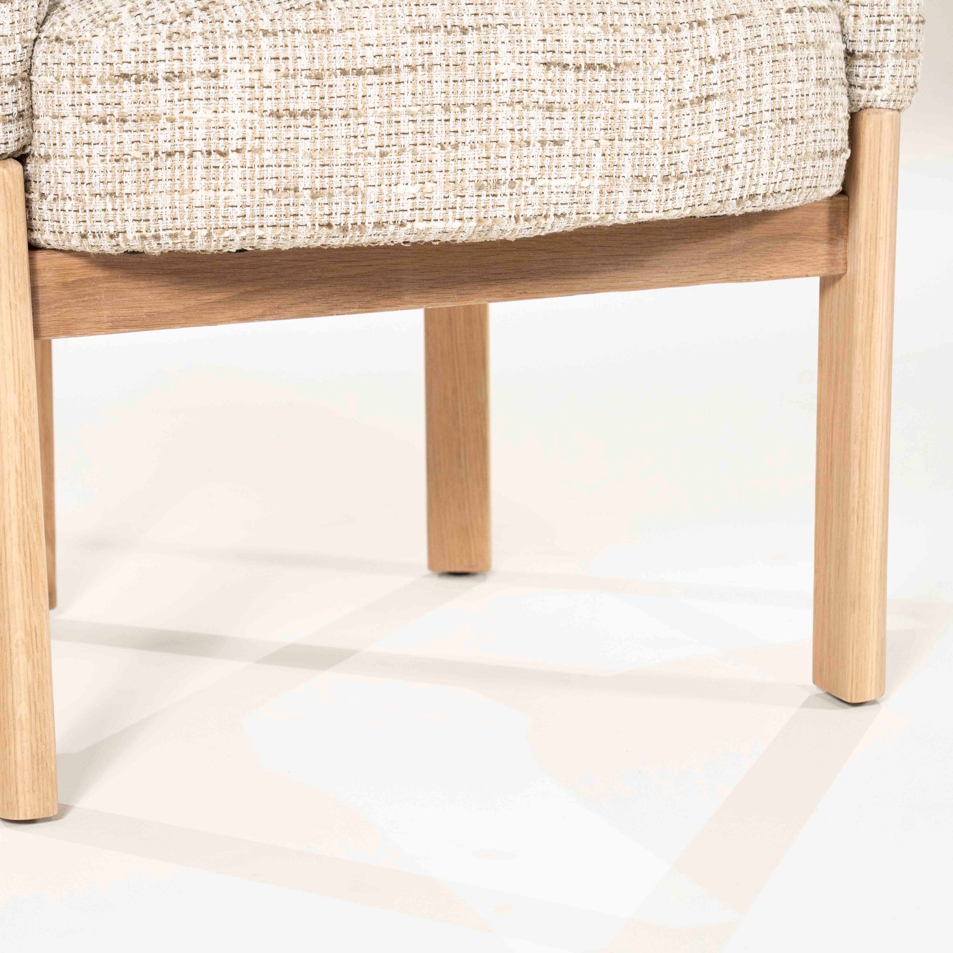 Micha lenestol med lyst beige stoff og eikeben