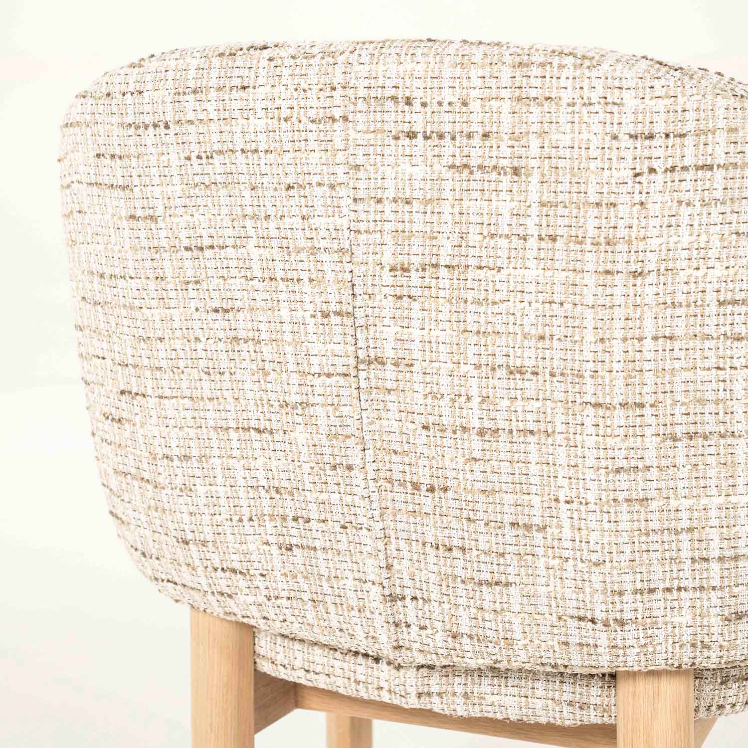 Micha lenestol med lyst beige stoff og eikeben