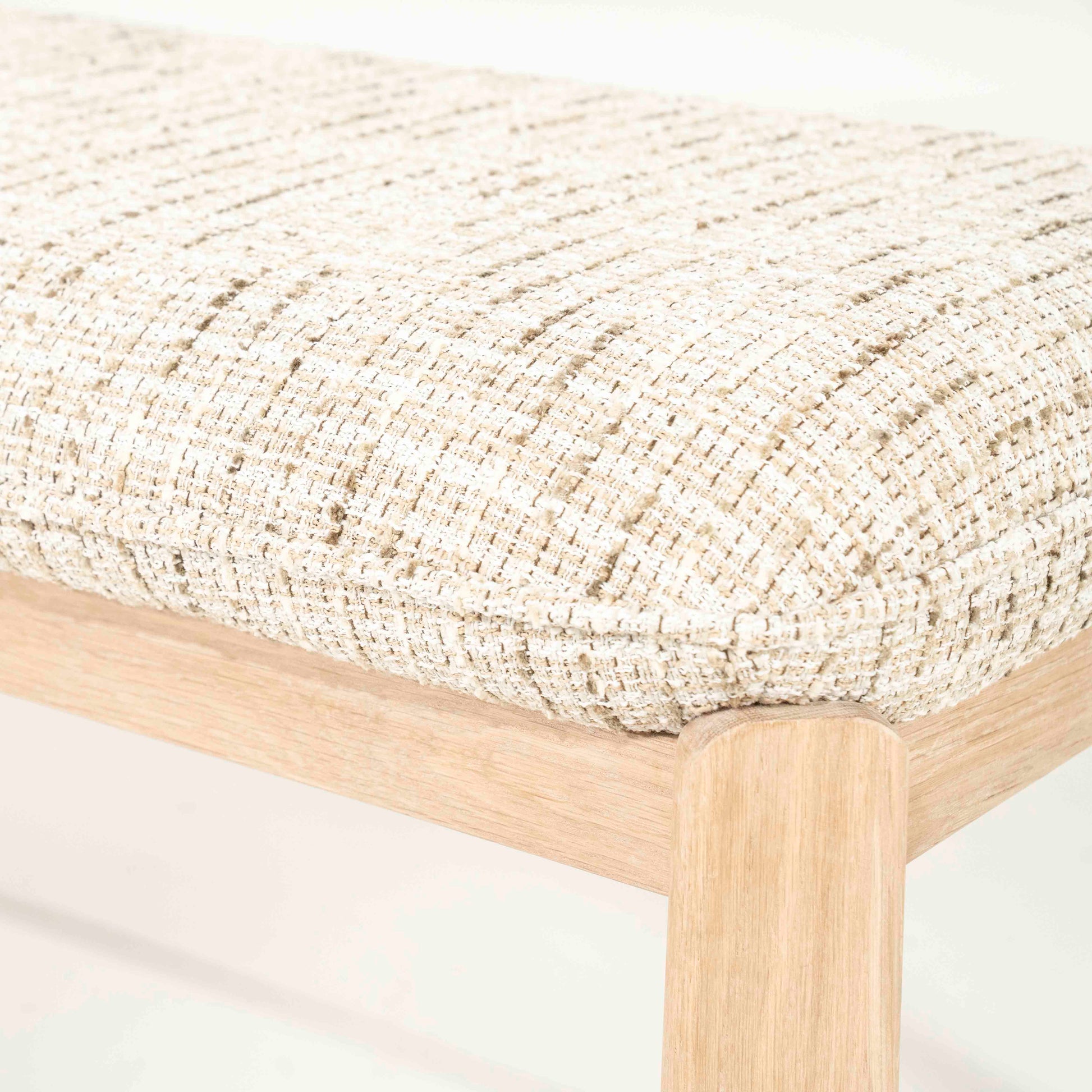 Benk i eik med lysbeige pute.