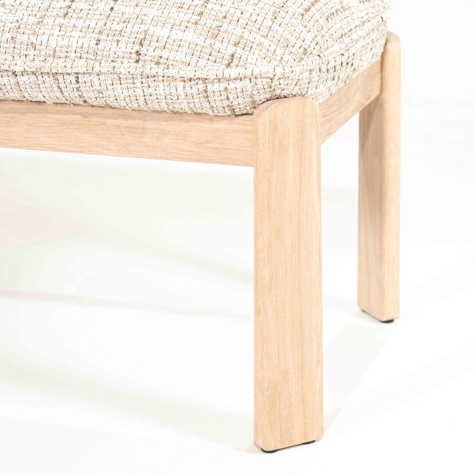 Benk i eik med lysbeige pute.