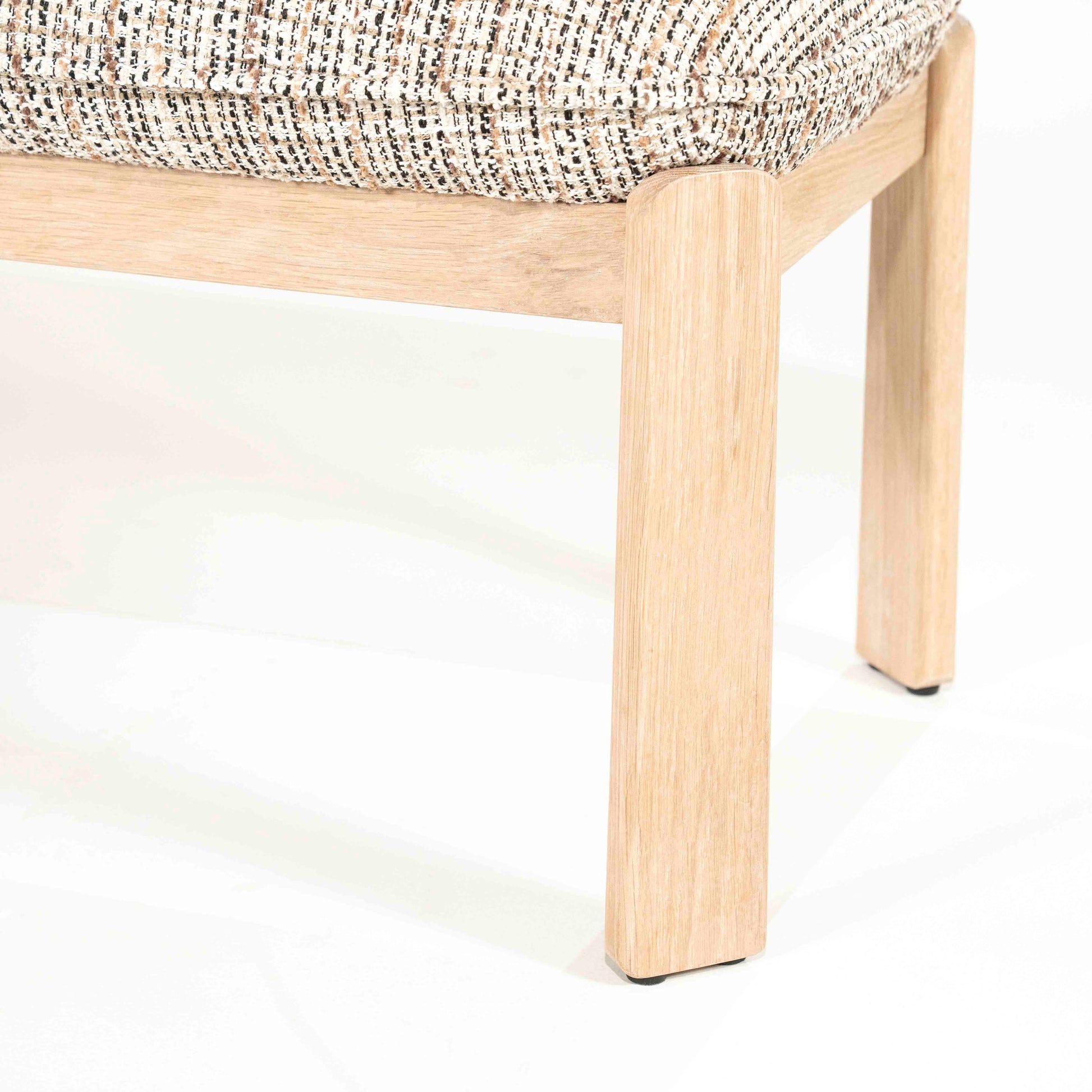 Benk i eik med beige- og brunmelert pute.