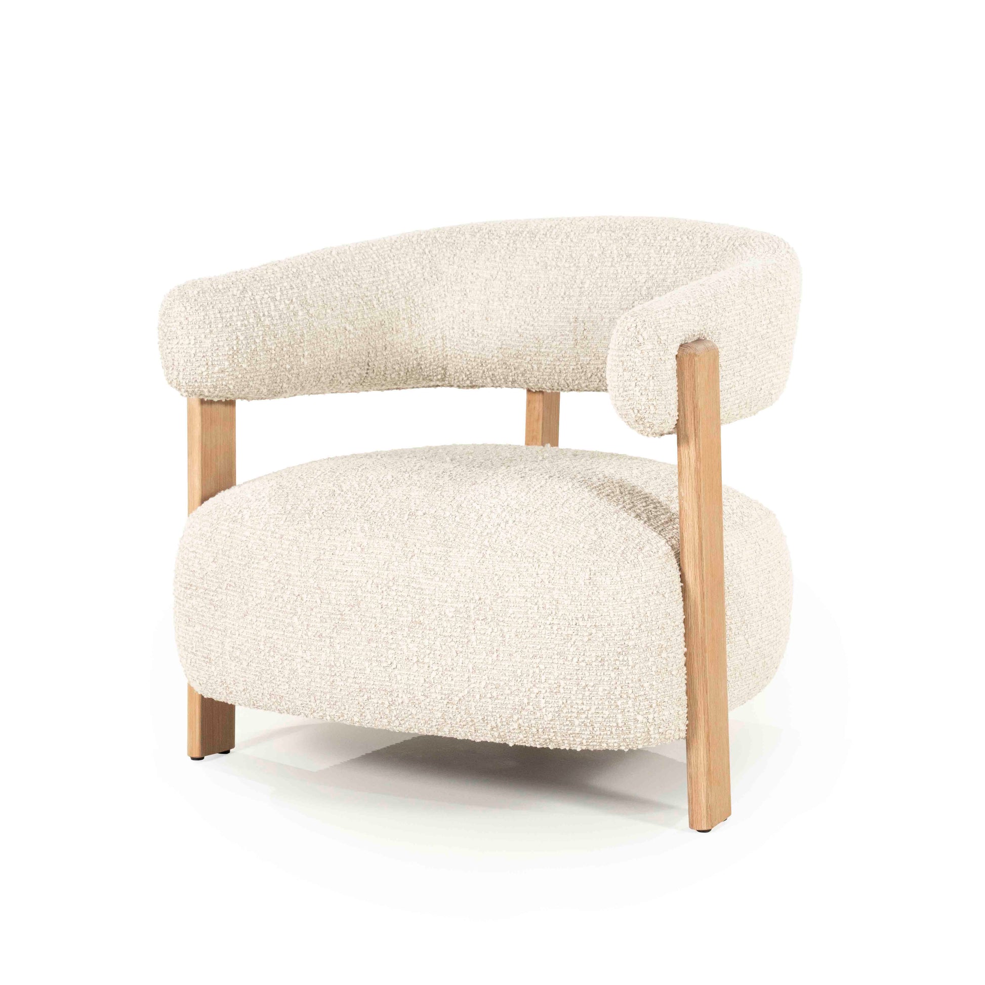 Lola lenestol i beigefarget boucle med ben i lys eik.