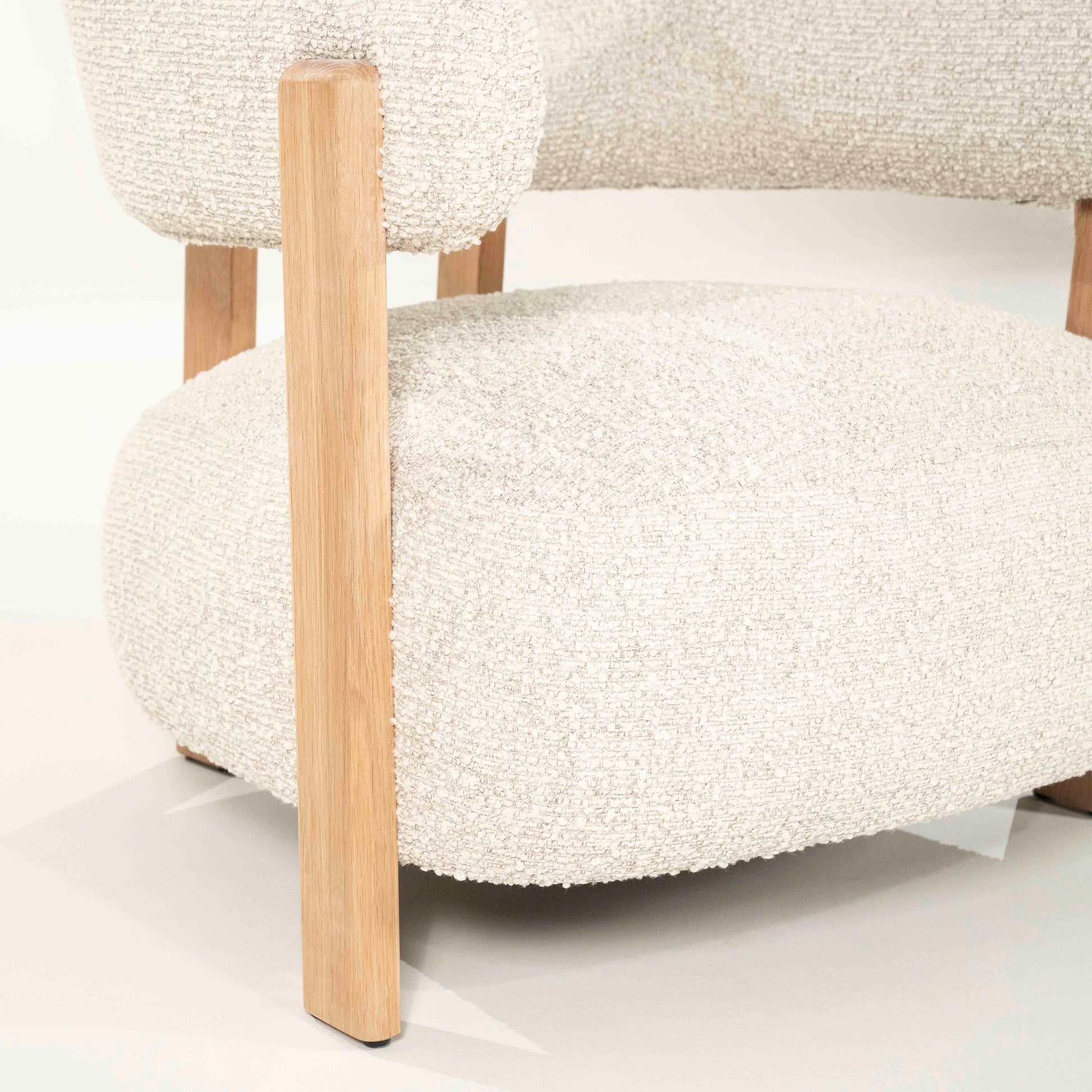 Lola lenestol i beigefarget boucle med ben i lys eik.