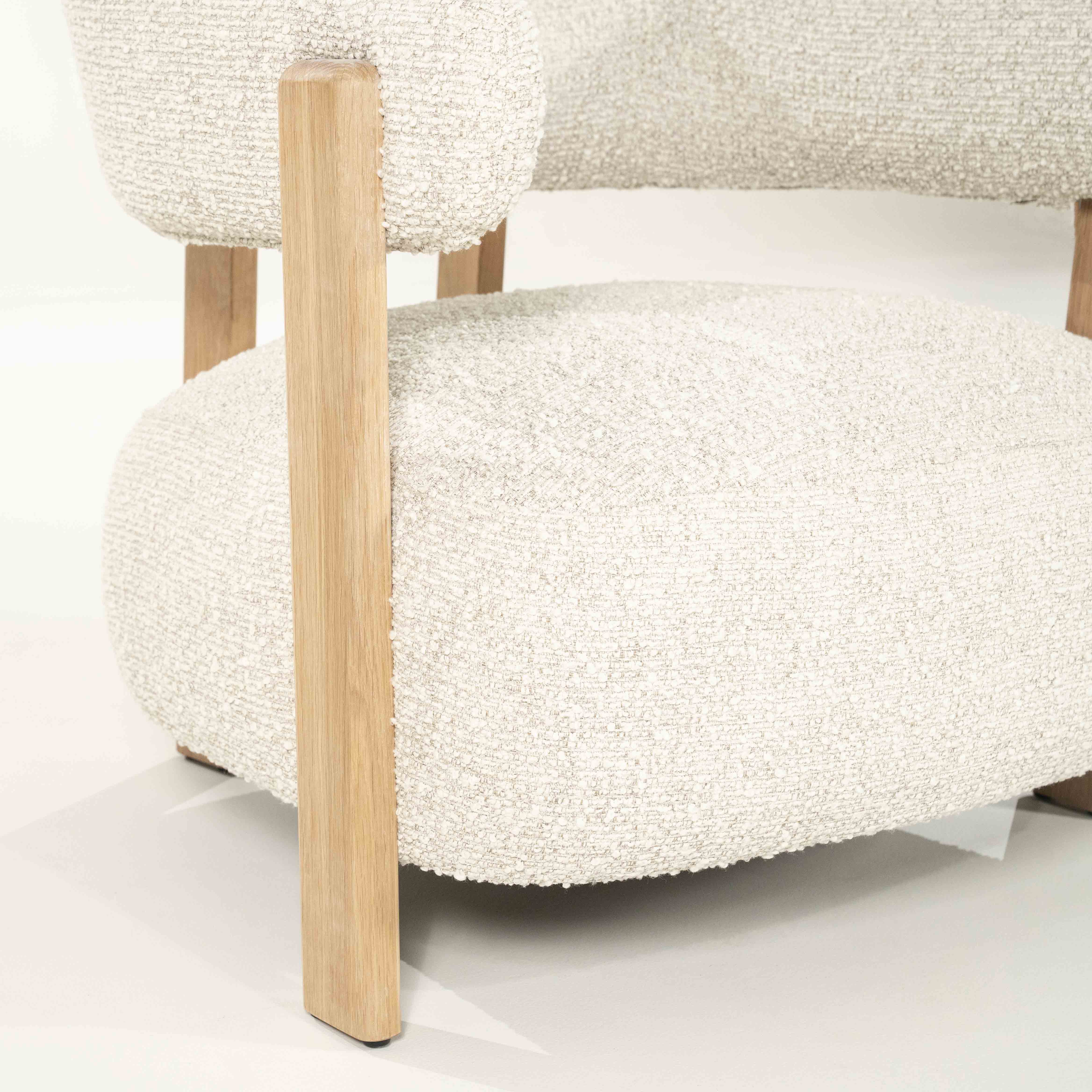 Lola lenestol i beigefarget boucle med ben i lys eik.