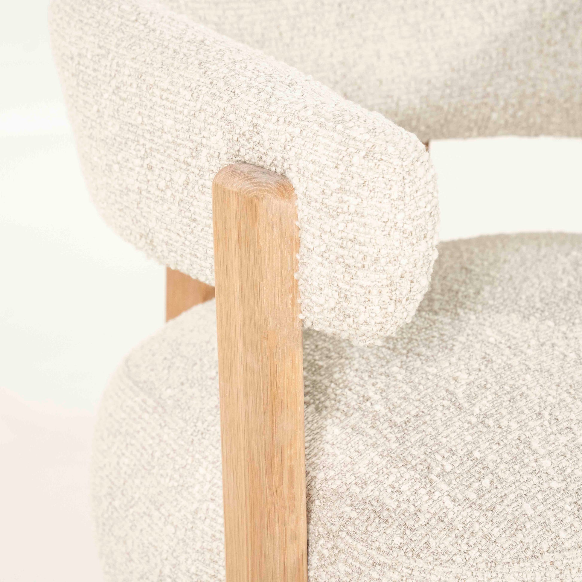 Lola lenestol i beigefarget boucle med ben i lys eik.