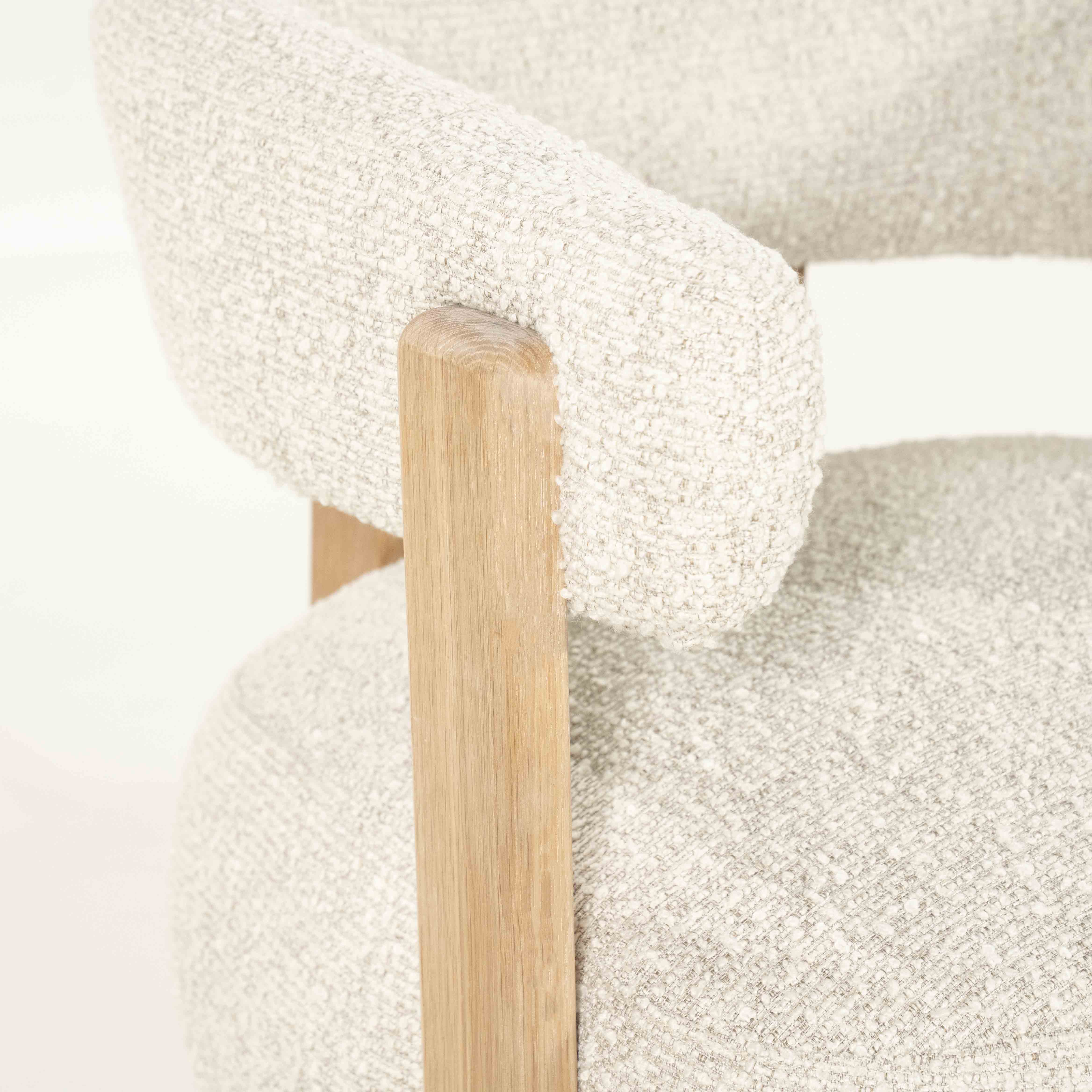 Lola lenestol i beigefarget boucle med ben i lys eik.