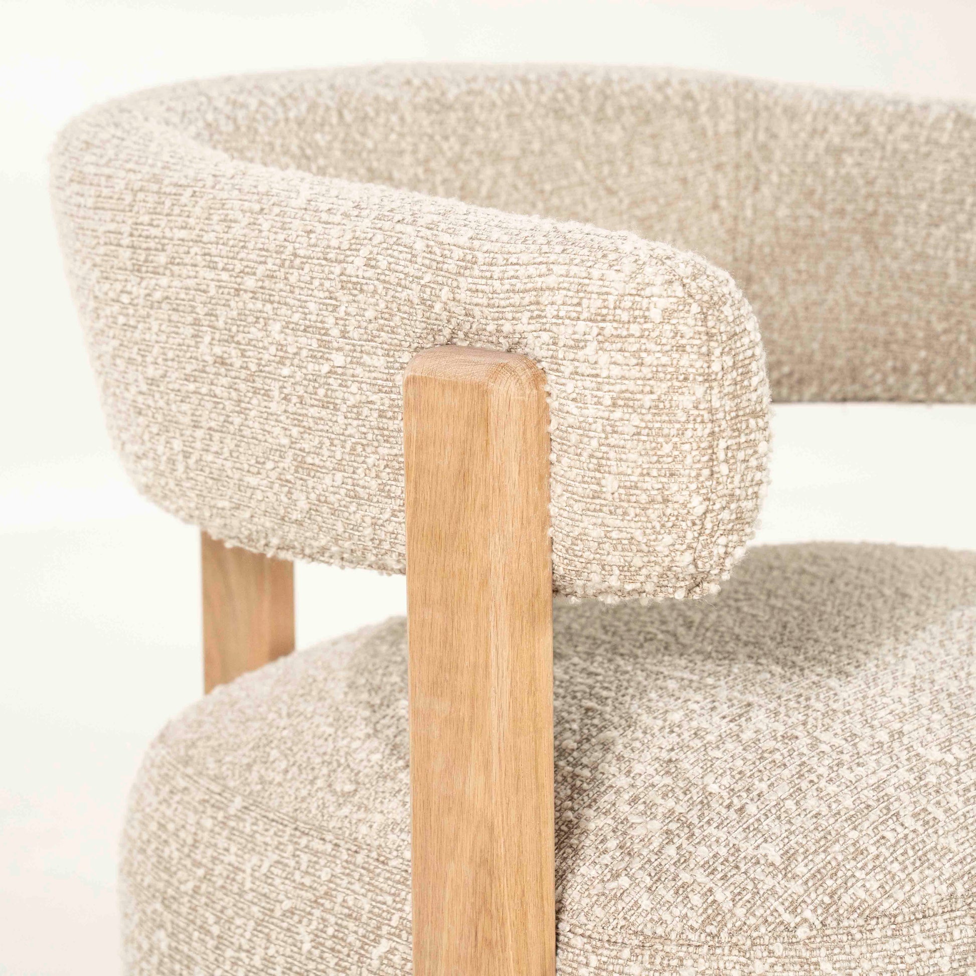 Lola lenestol i beigefarget boucle med ben i lys eik.