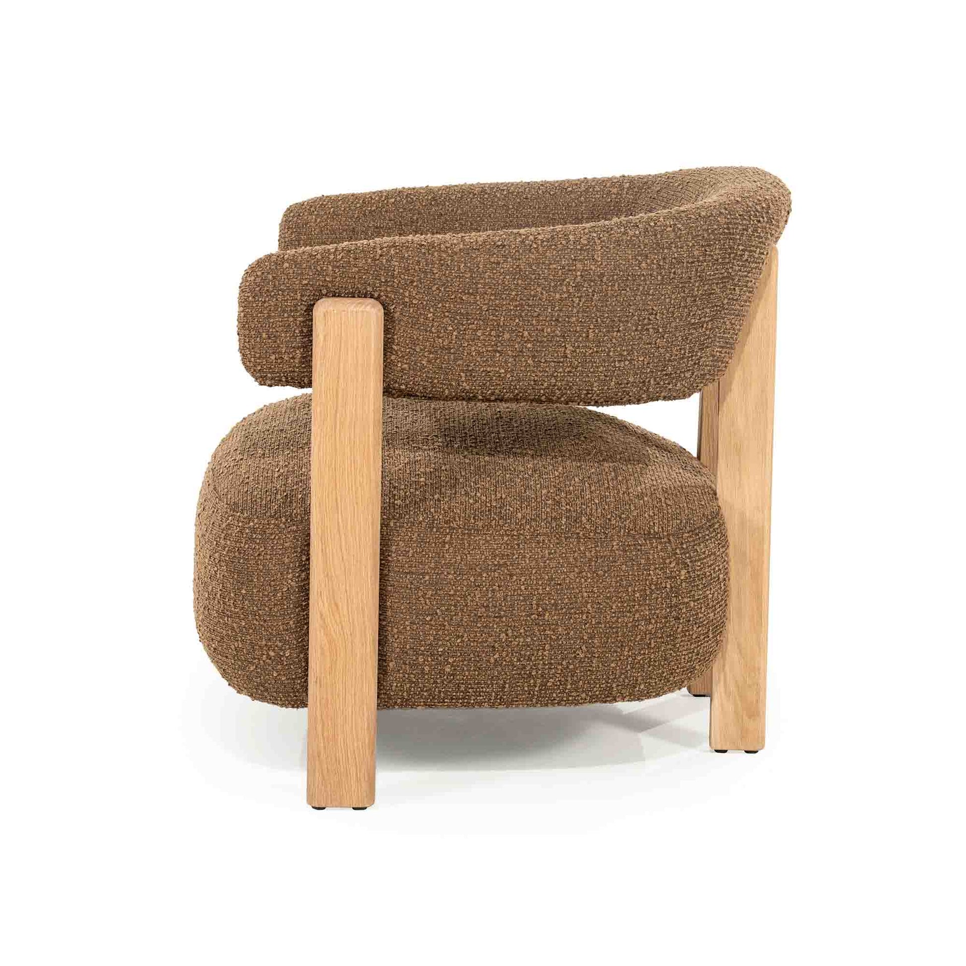 Lola lenestol i brun boucle med ben i lys eik.