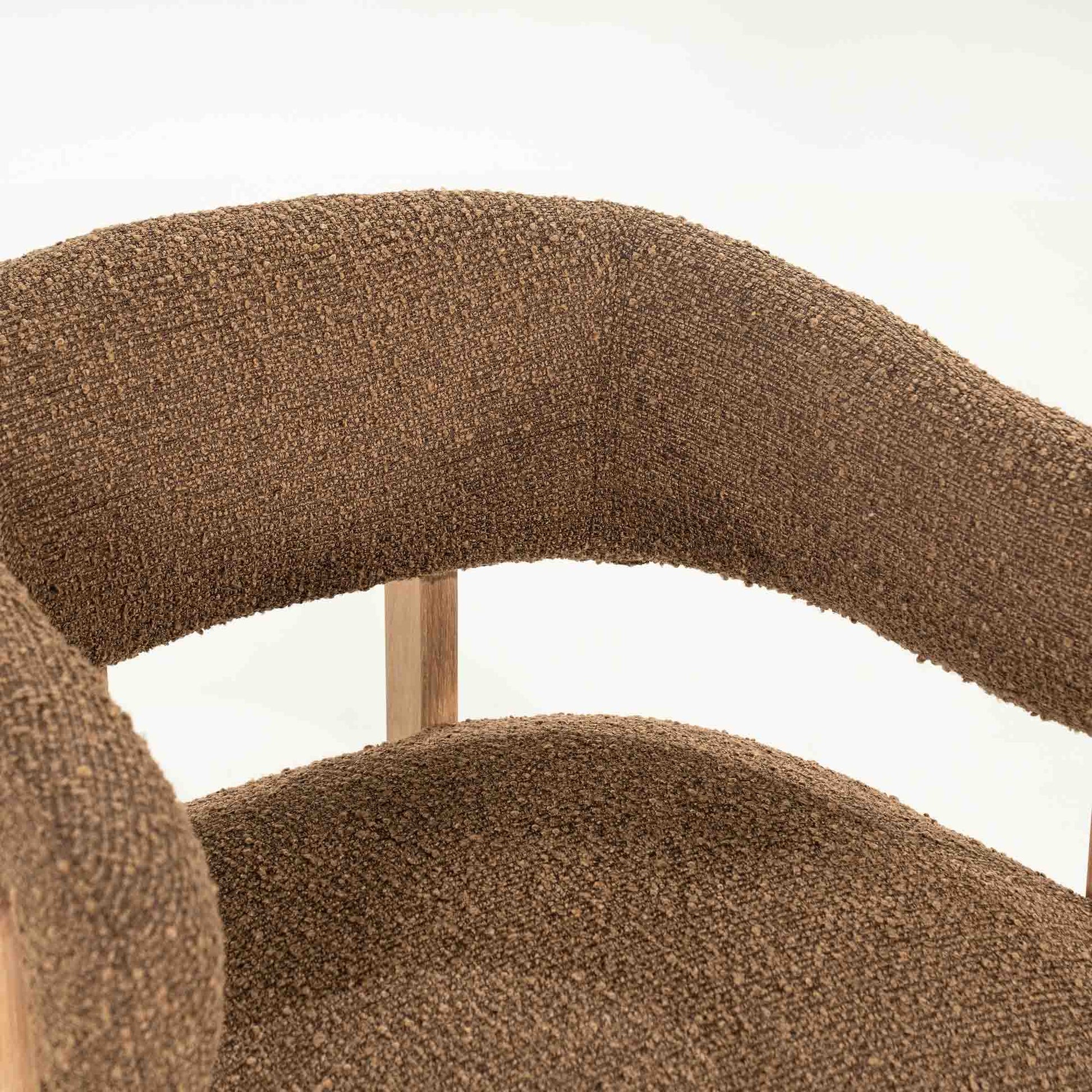 Lola lenestol i brun boucle med ben i lys eik.
