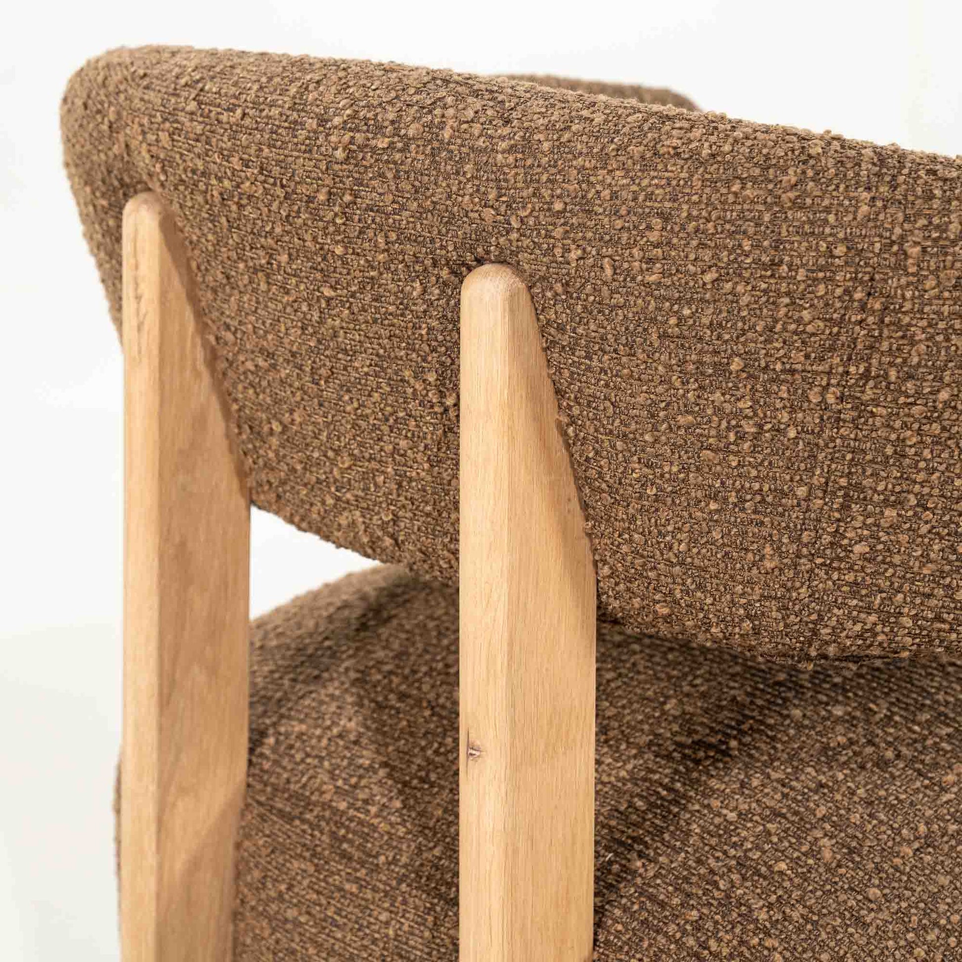 Lola lenestol i brun boucle med ben i lys eik.