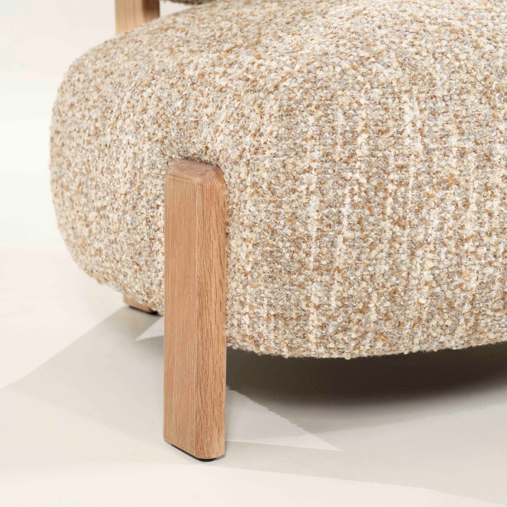 Reza lenestol i boucle – beige med lyse eikeben