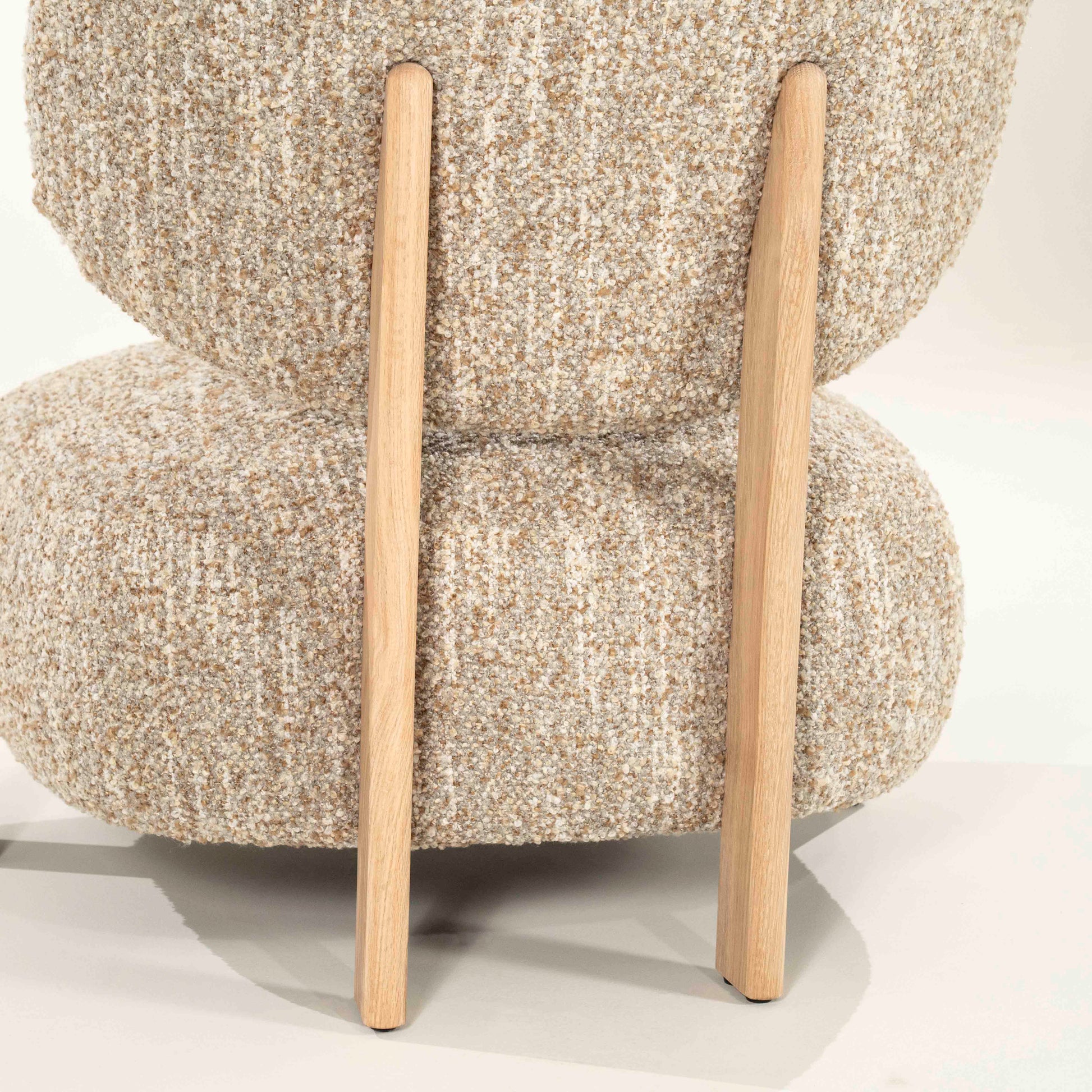 Reza lenestol i boucle – beige med lyse eikeben