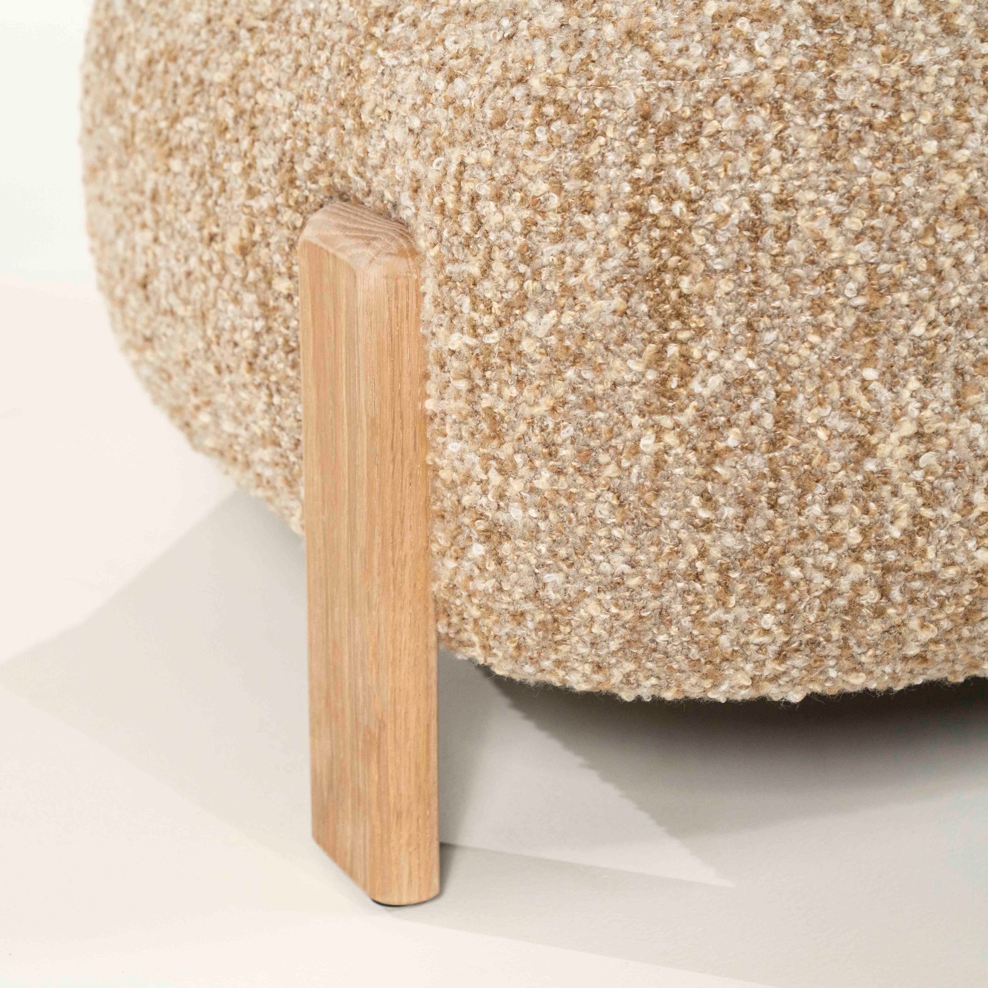 Reza lenestol i boucle – taupe beige med lyse eikeben