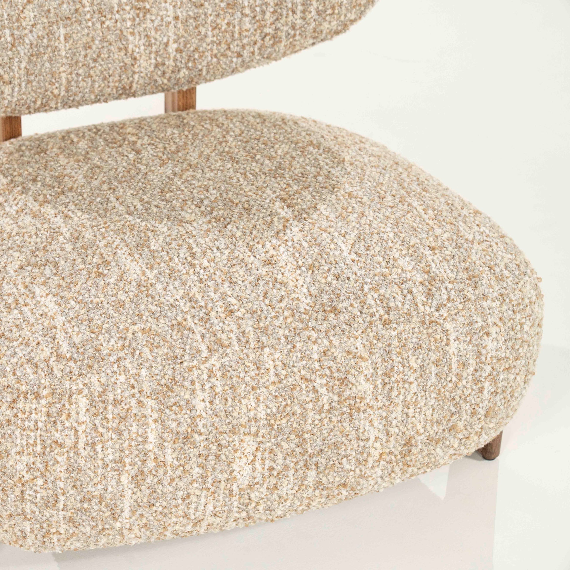 Reza lenestol i boucle –  beige med lyse eikeben. Lenestol uten armlene