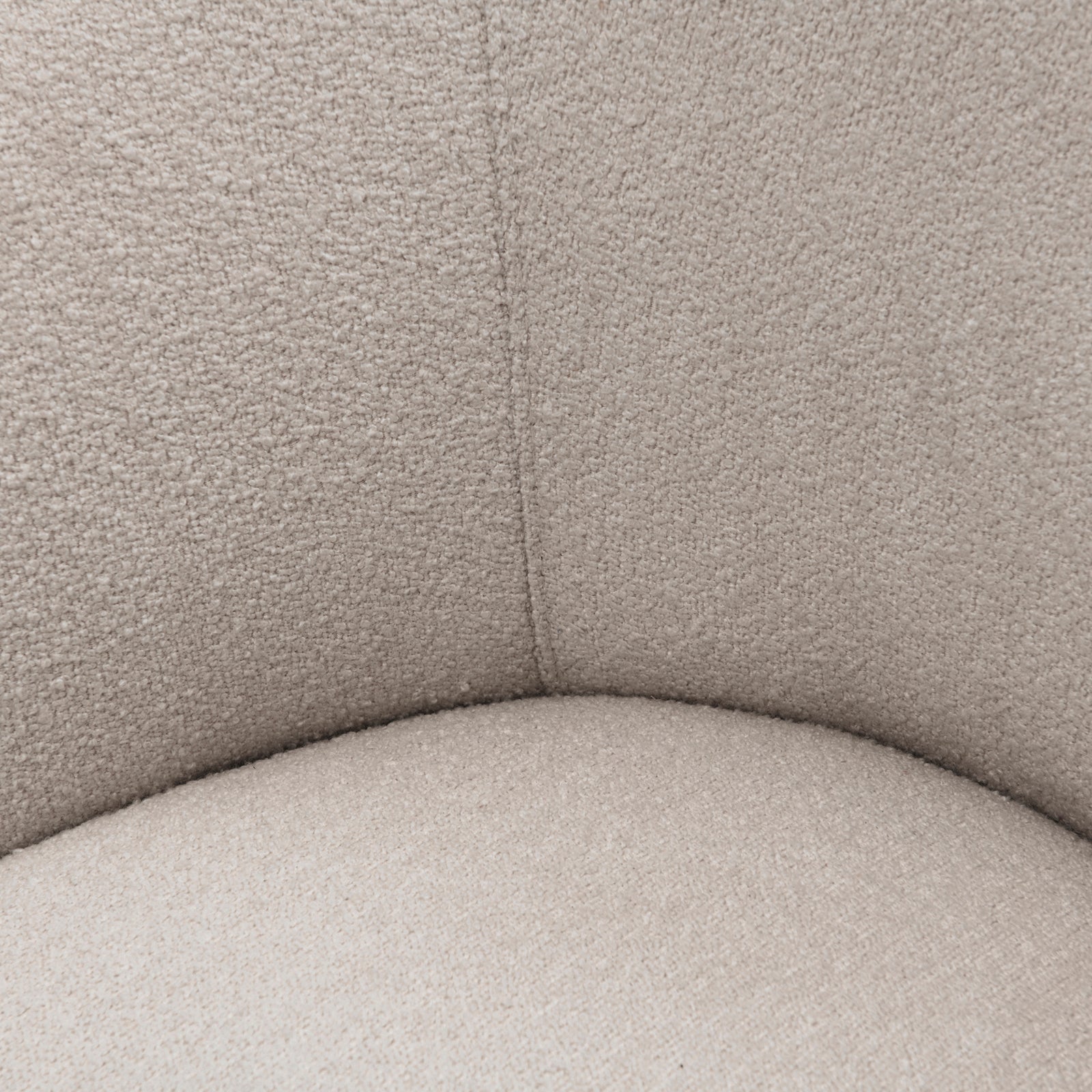 Nærbilde: Lys beige bouclé lenestol. 