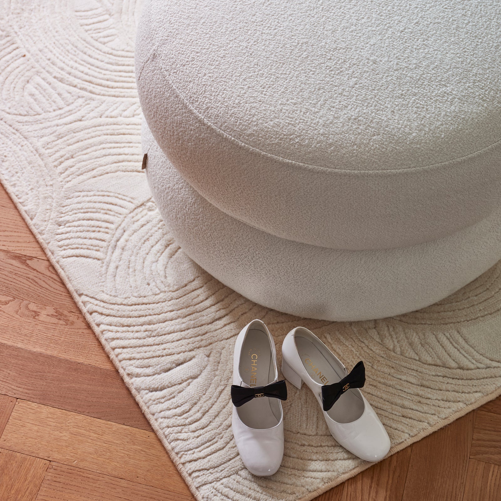 Rund og lys beige bouclé puff. 