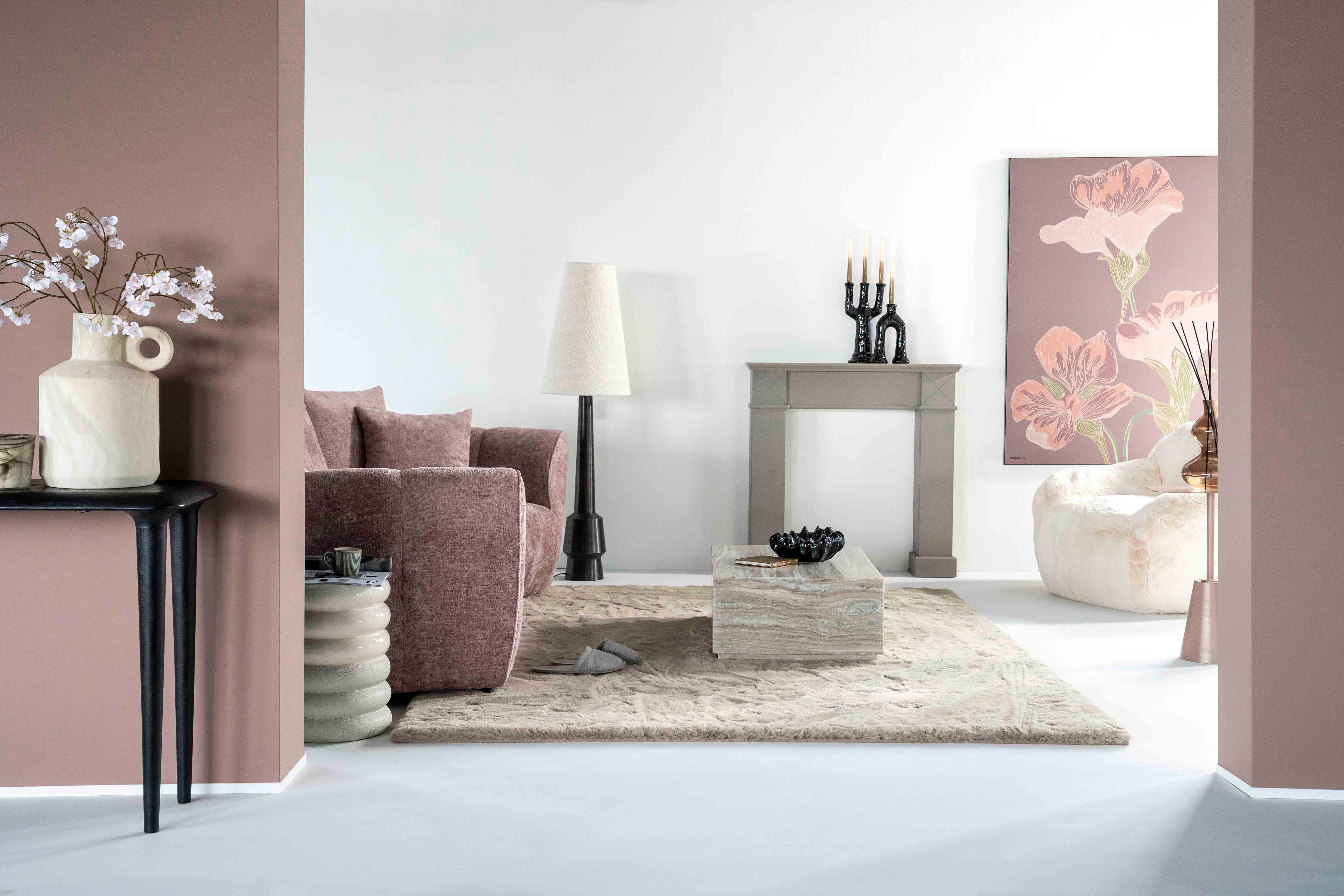 Miljøbilde: kremhvit gulvteppe, sofa, interiør