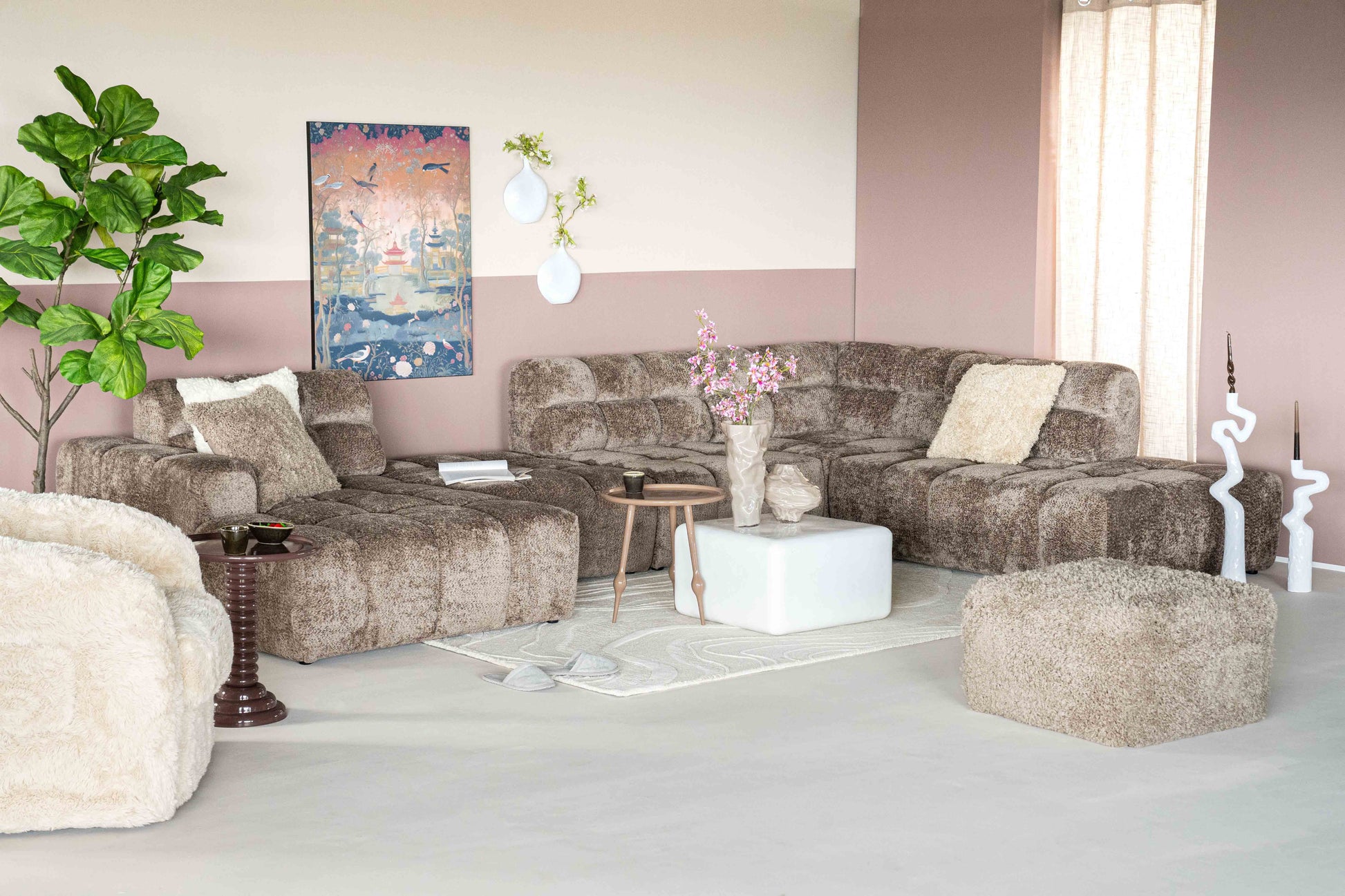 Miljøbilde med sofa, bord og kremhvit gulvteppe i ull