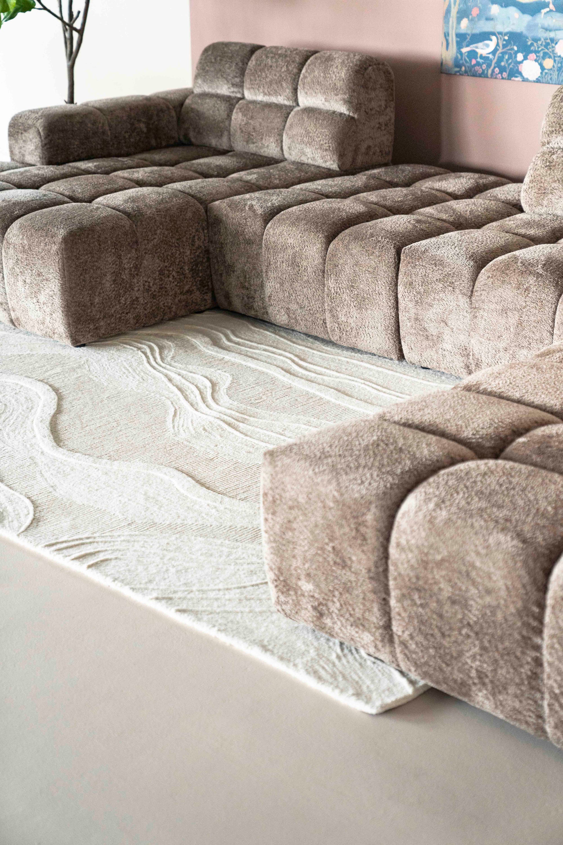 Miljøbilde med sofa, bord og kremhvit gulvteppe i ull