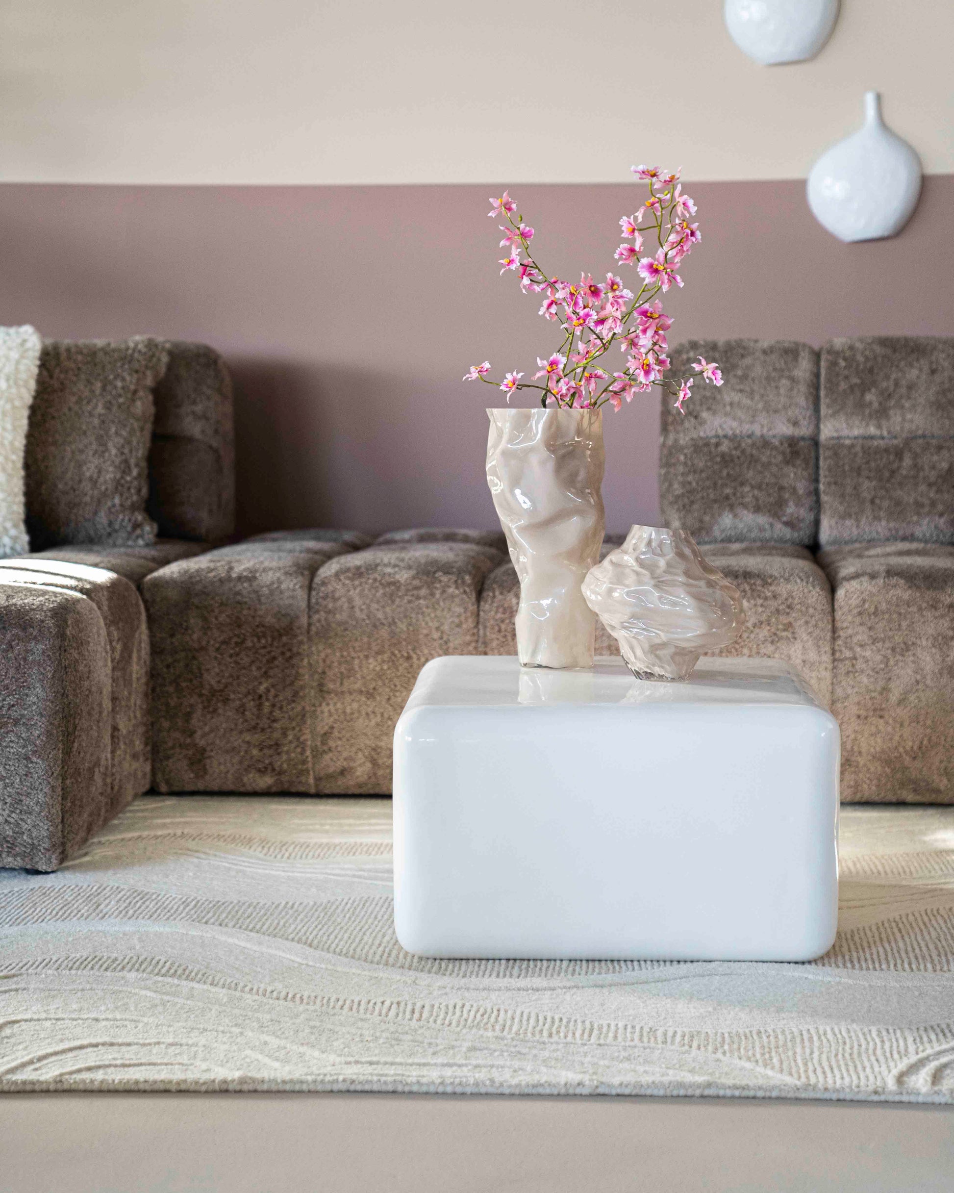 Miljøbilde med sofa, bord og kremhvit gulvteppe i ull