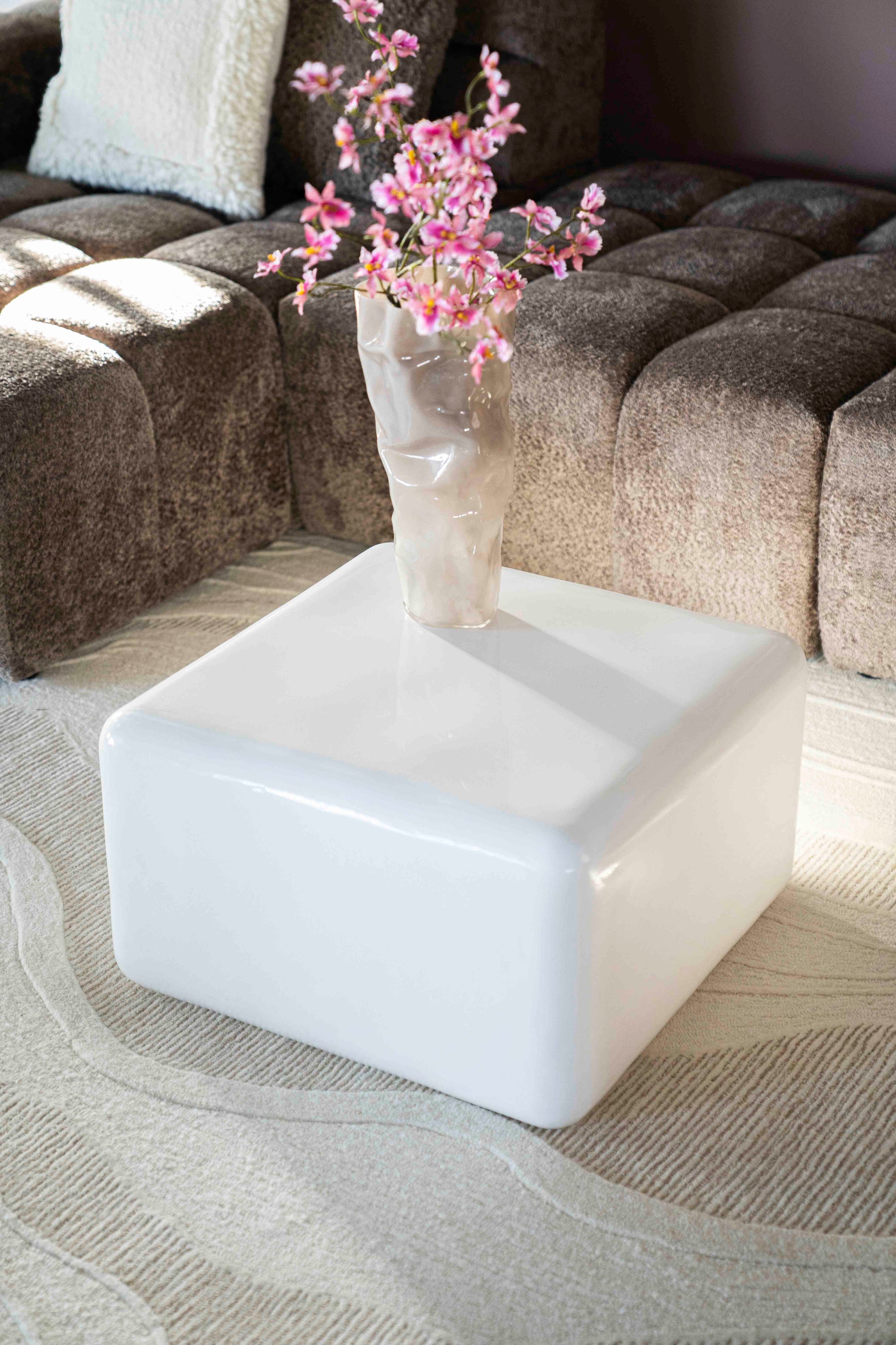 Miljøbilde med sofa, bord og kremhvit gulvteppe i ull