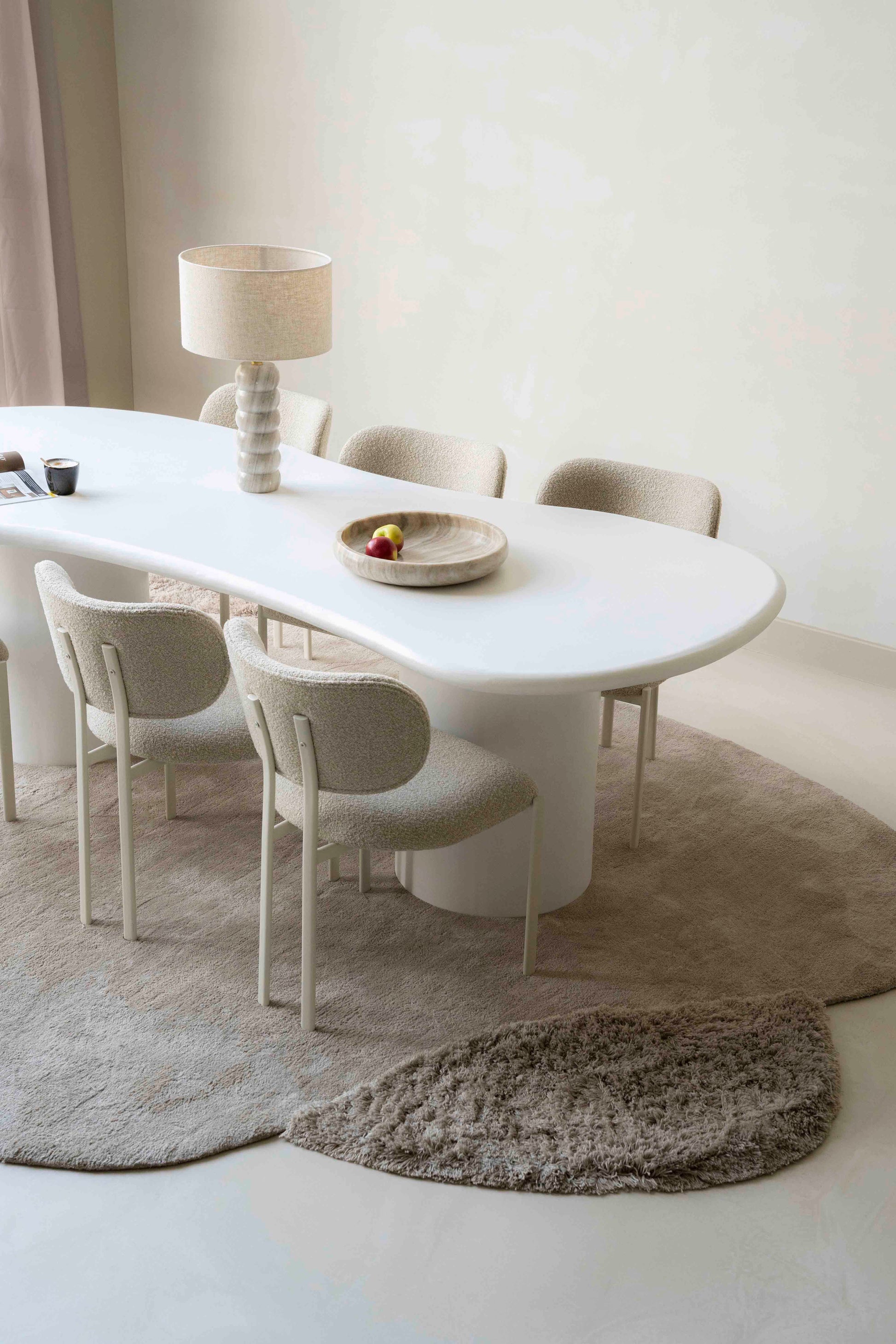 Beige gulvteppe i orgaiske former. Gulvteppe under soisebord i spisestue