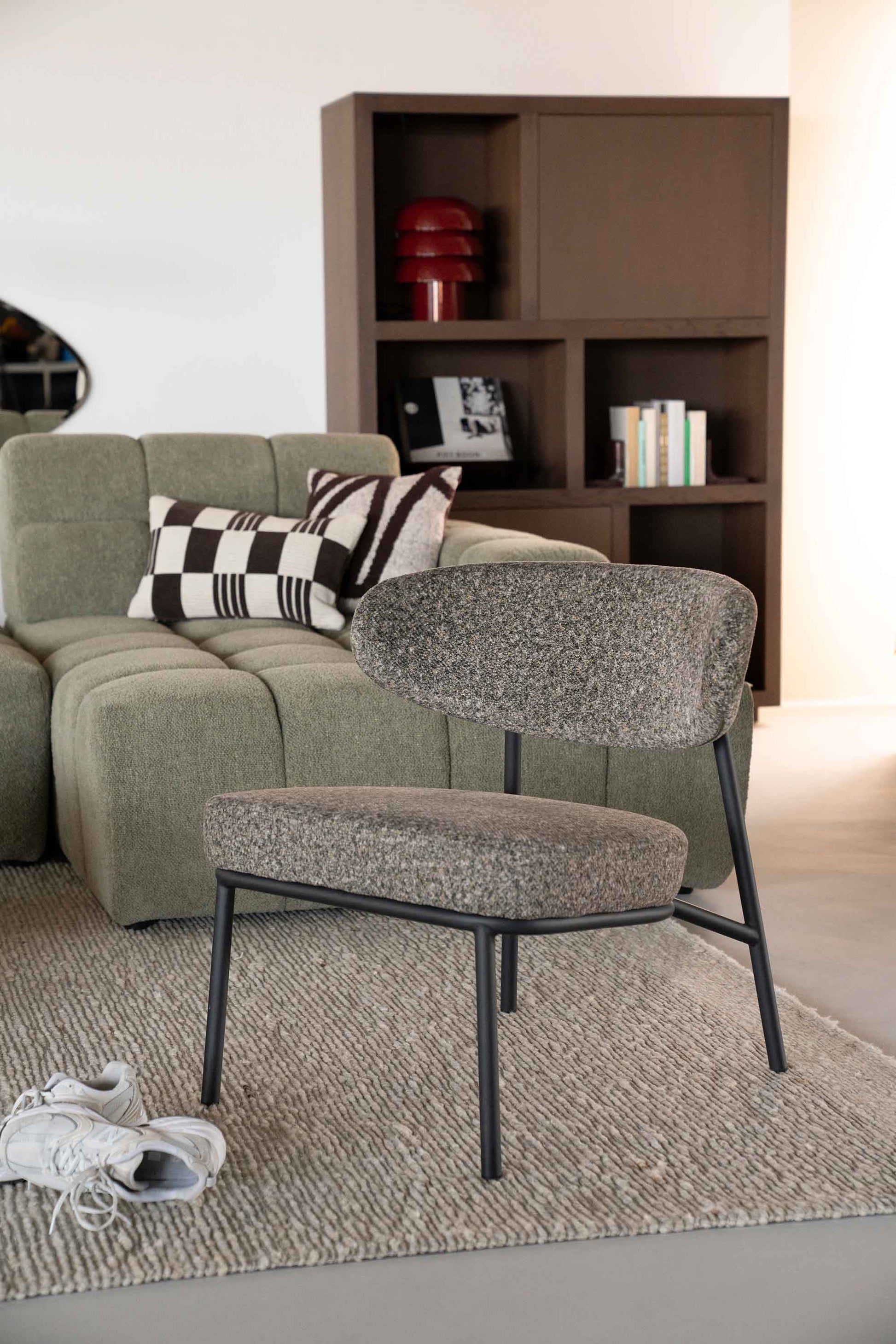 Lenestol i grønn melert stoff og svarte metallben