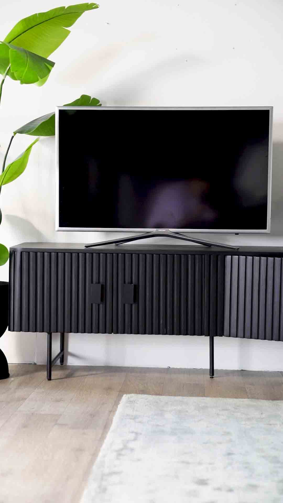 TV-benk i svart mangotre. Knotter og ben i svart metall.
