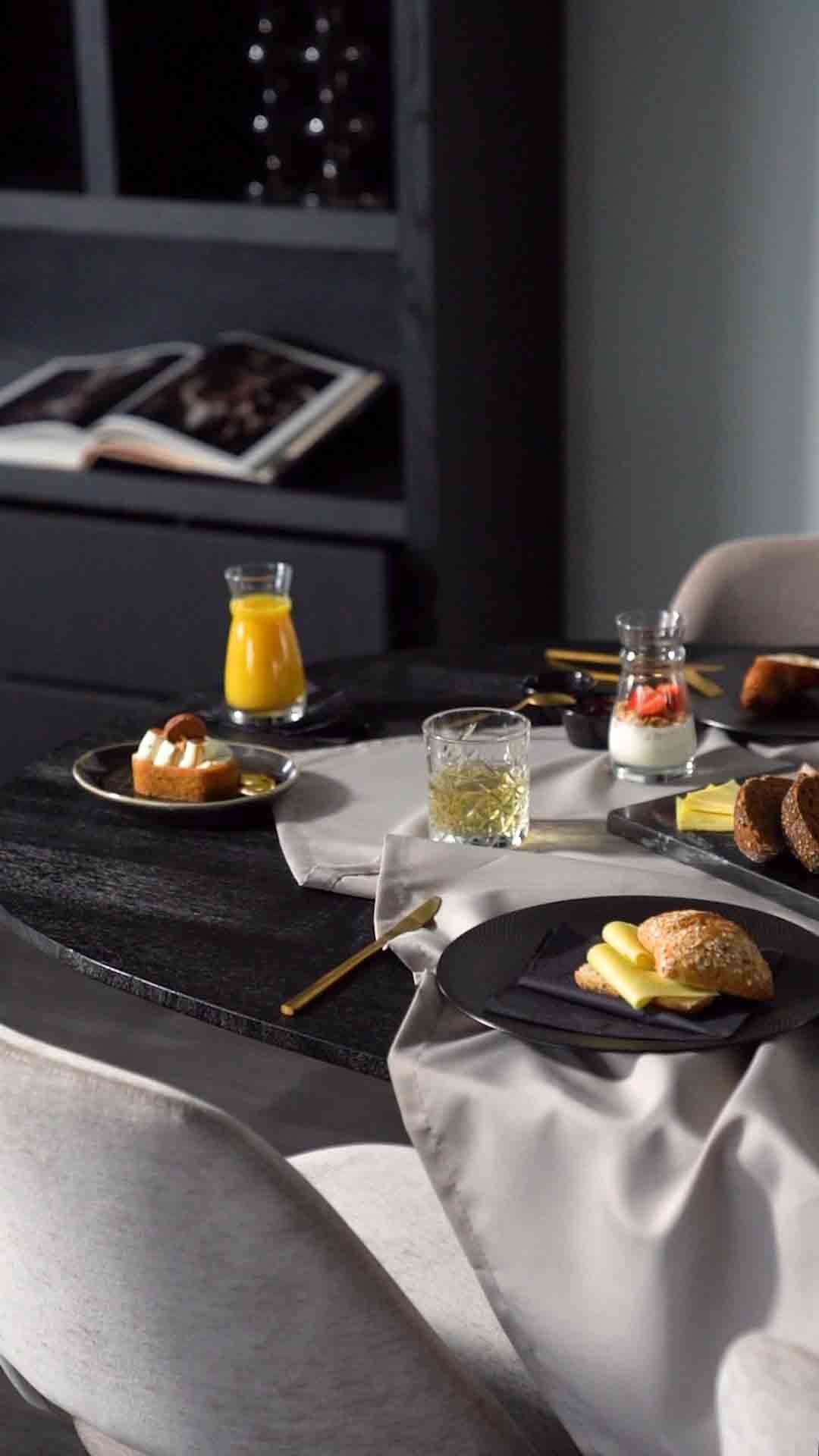 Helsinki bokhylle med skuffer og dører. Svart eik.