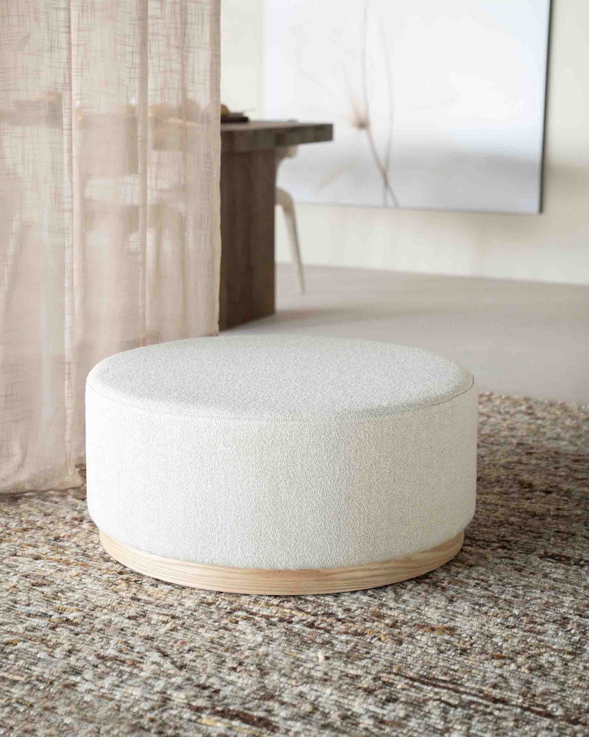 Puff med lyst stoff og furusokkel