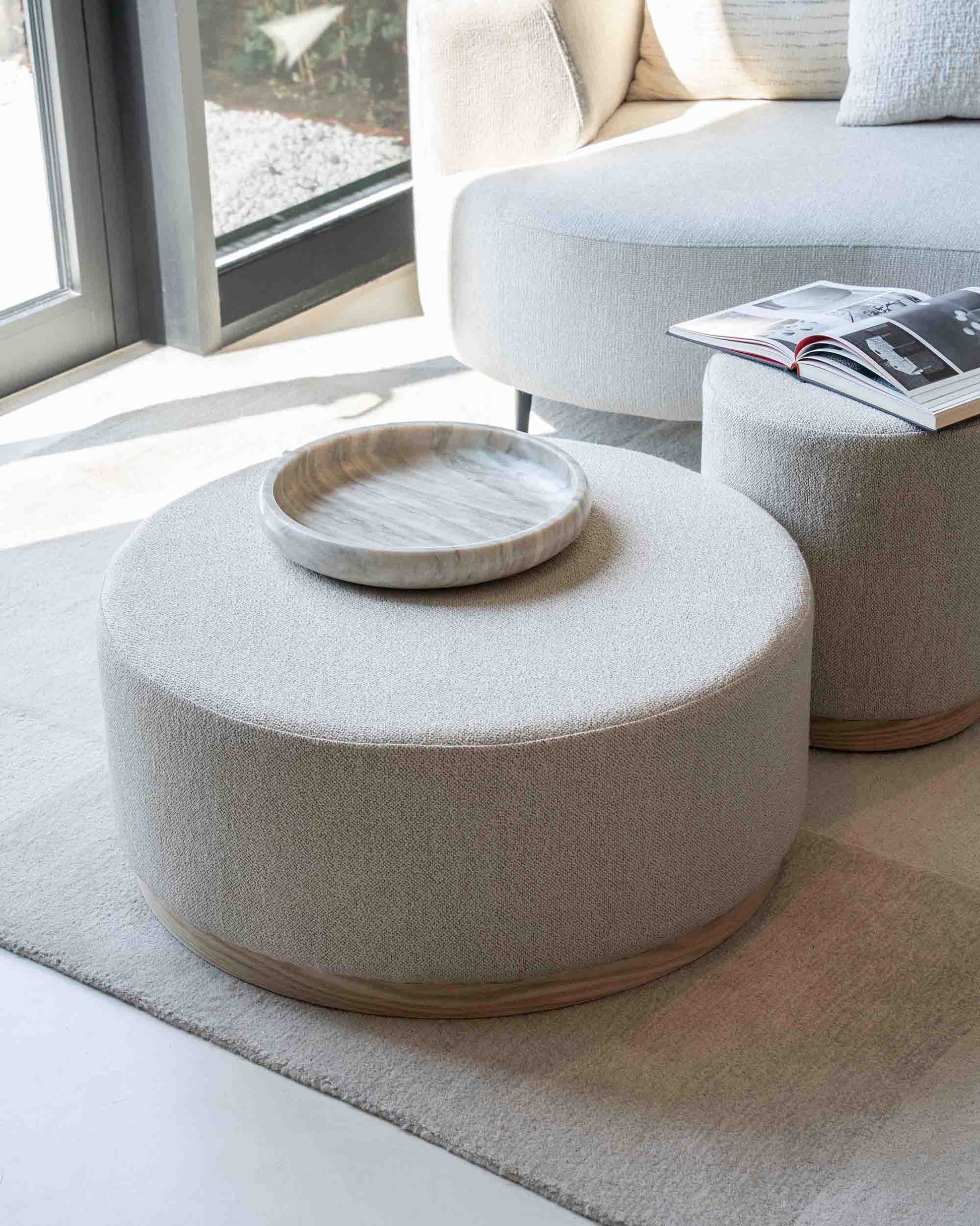 Puff med lyst stoff og furusokkel
