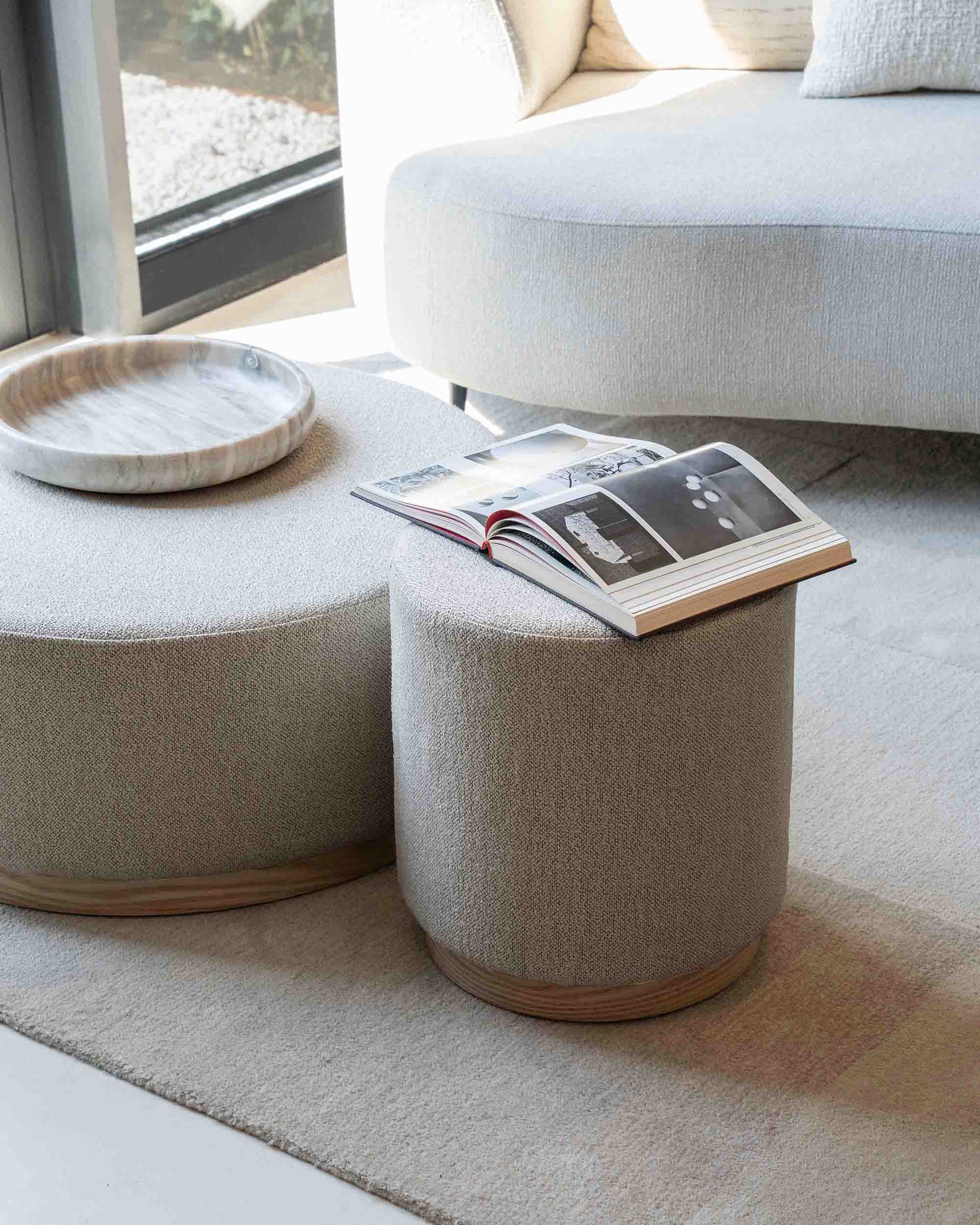 Puff med gbeige- og gråmelert stoff og furusokkel