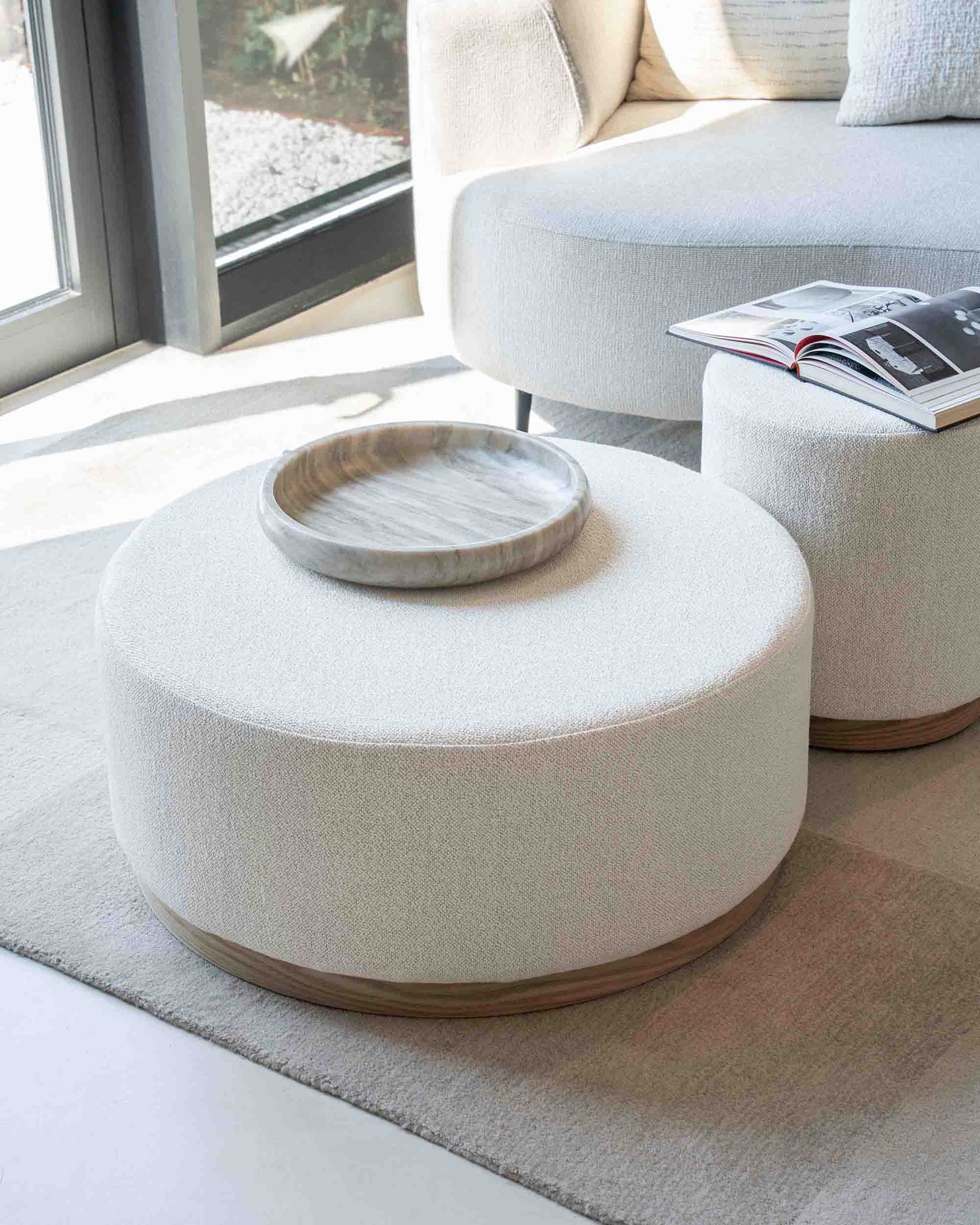 Puff med lyst stoff og furusokkel