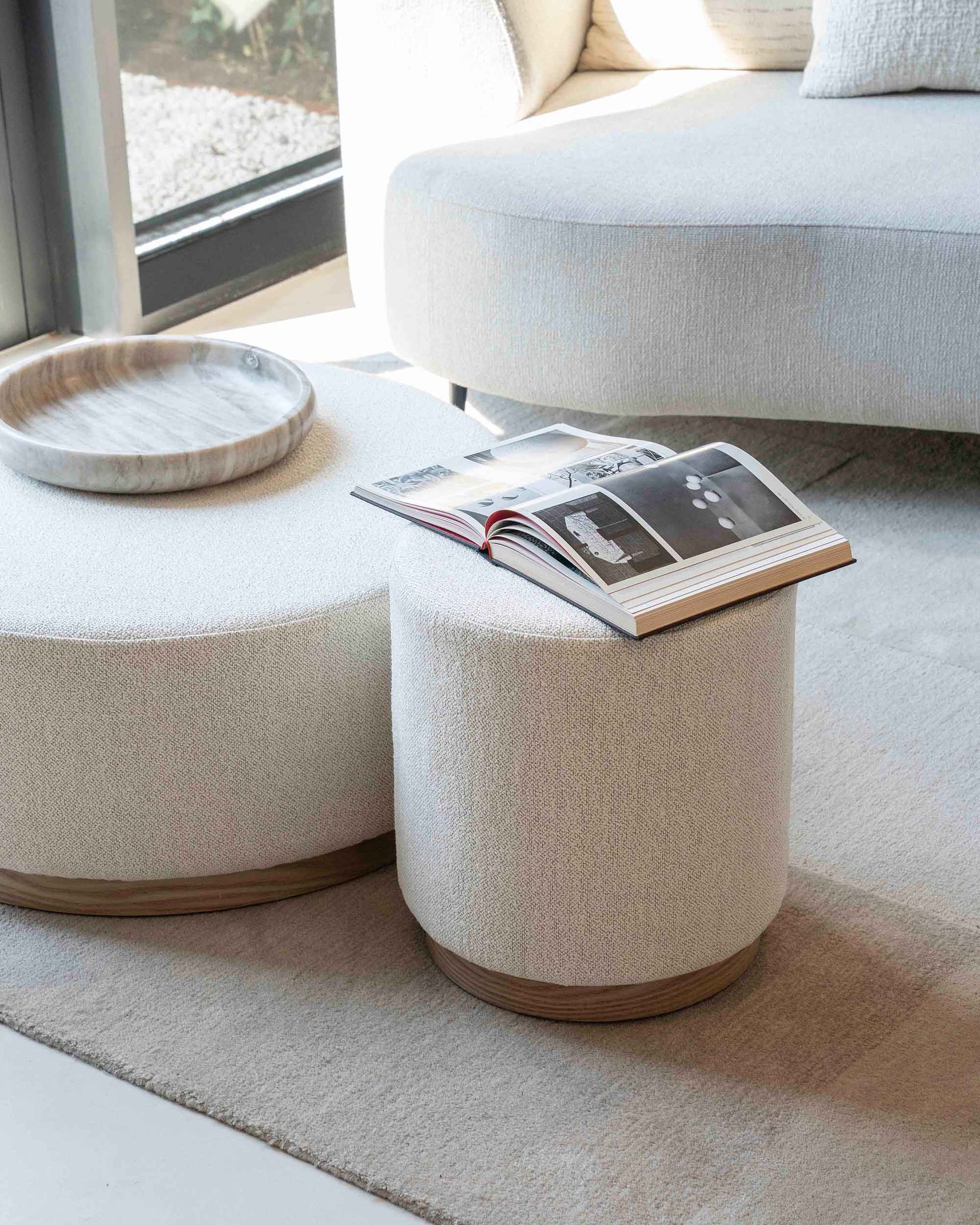 Lys beige puff med furu-sokkel