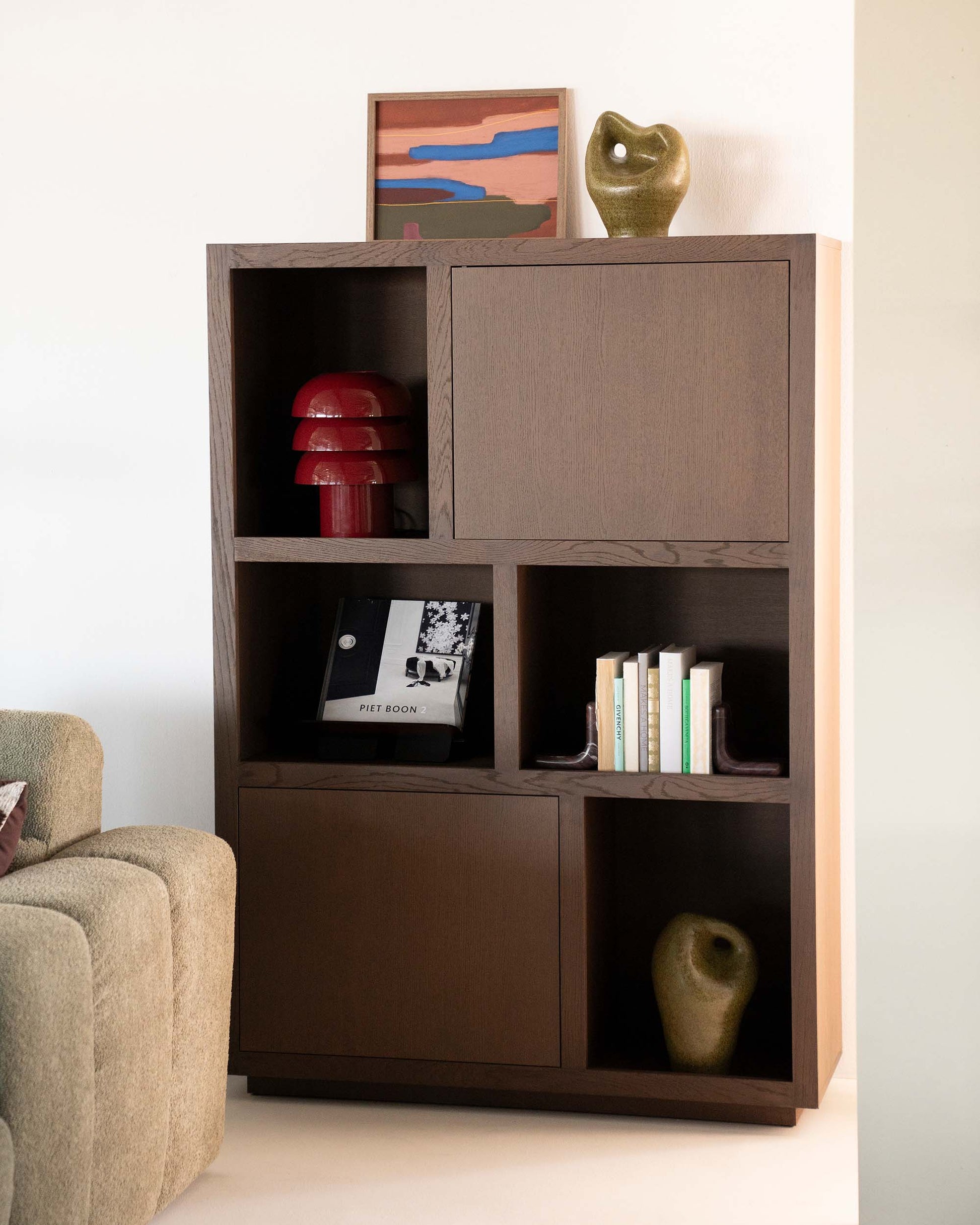 Helsinki bokhylle med skuffer og dører, mørk eik. Miljøbilde