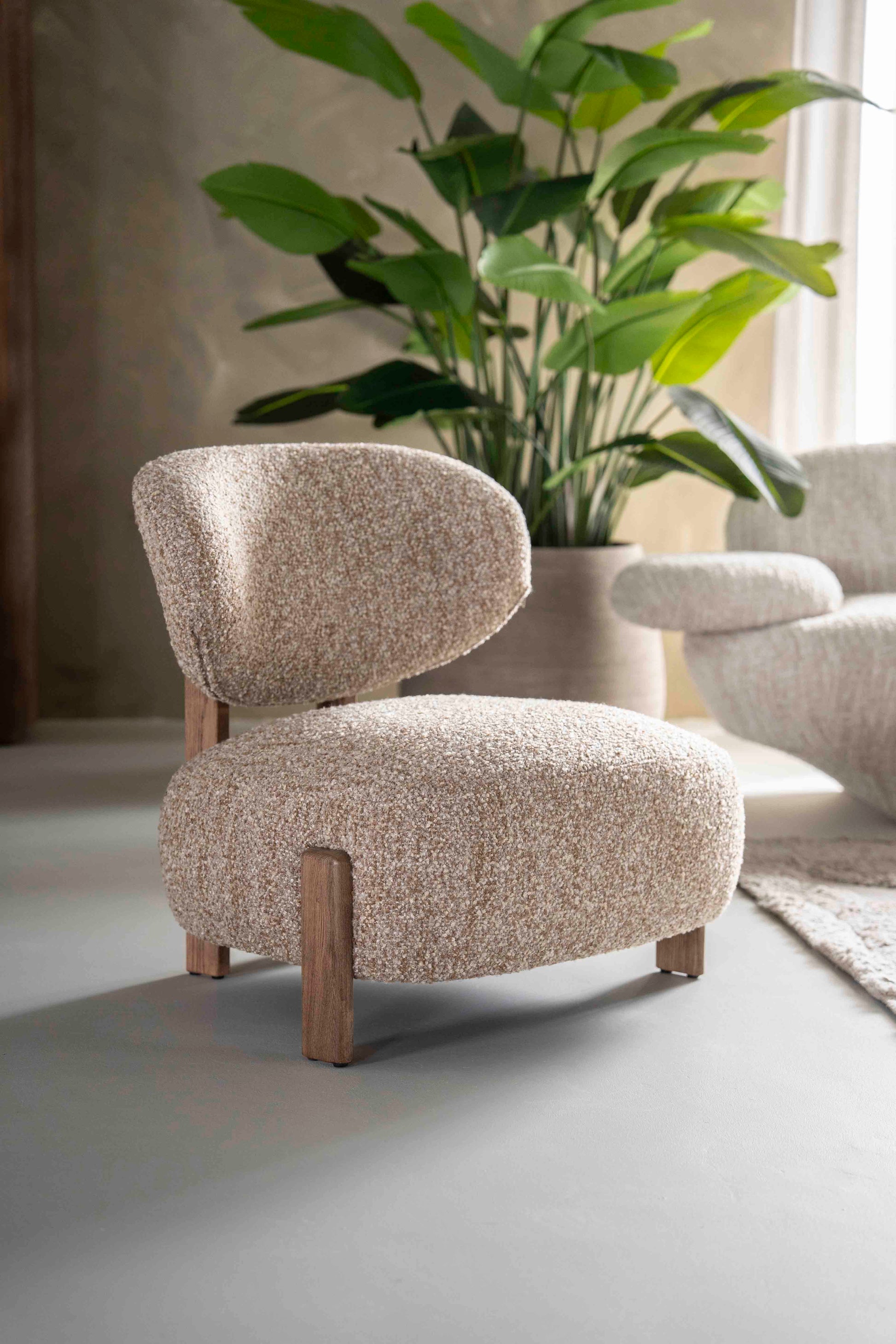 Reza lenestol i boucle –  beige med lyse eikeben. Lenestol uten armlene