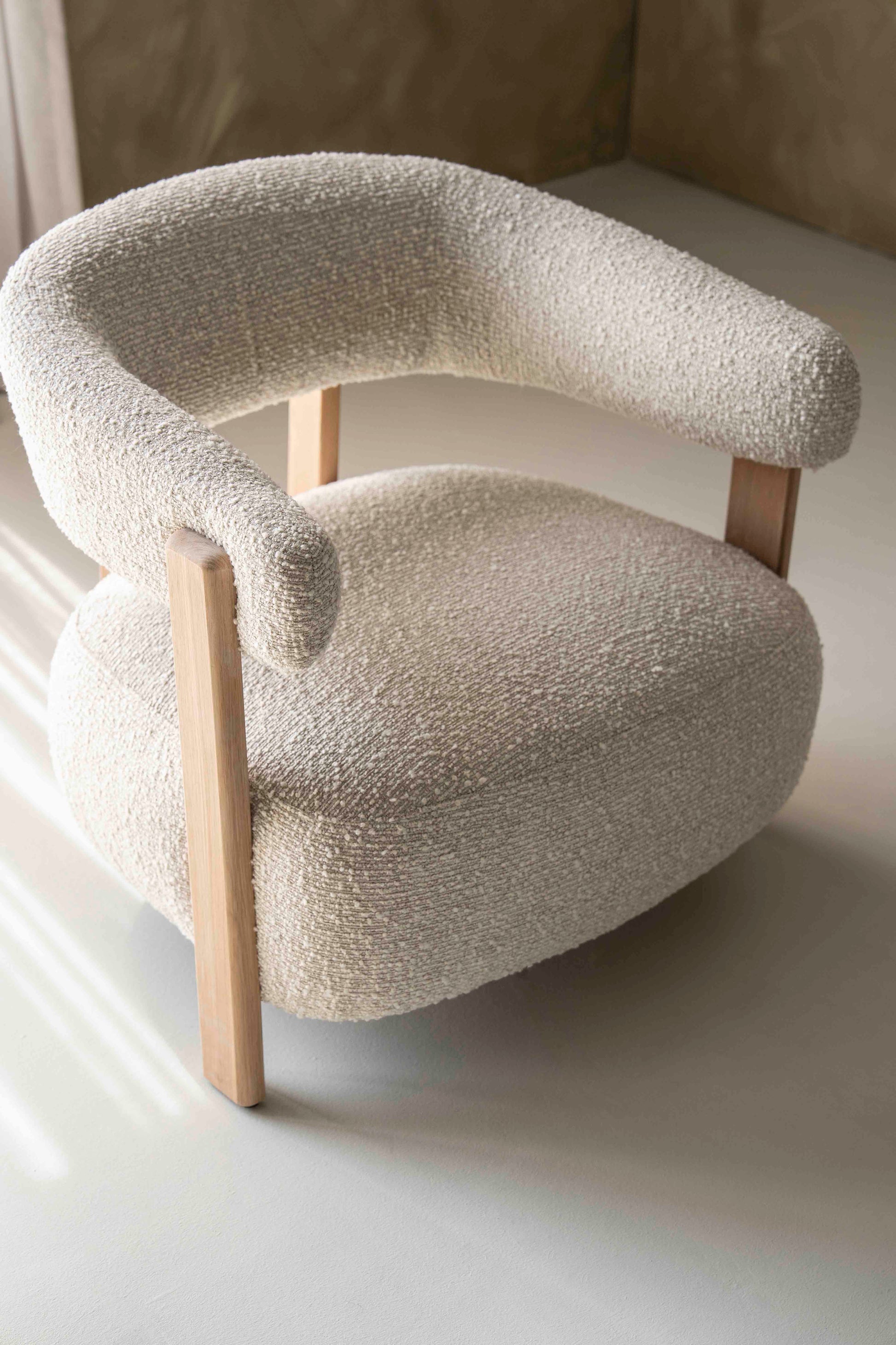 Lola lenestol i beigefarget boucle med ben i lys eik.